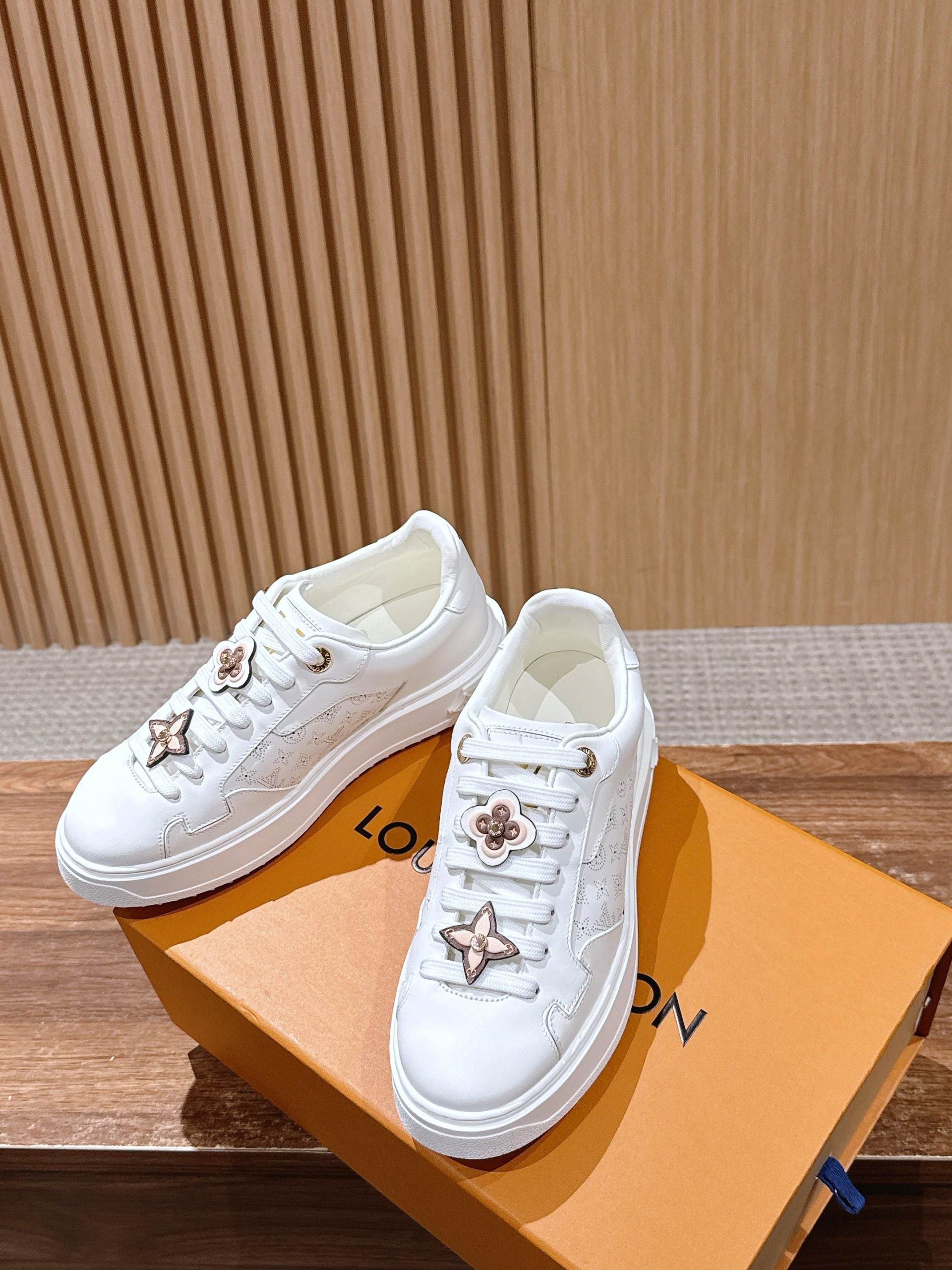 Louis Vuitton Frontrow Sneaker – White / Pink Flower Charms - 图片 4