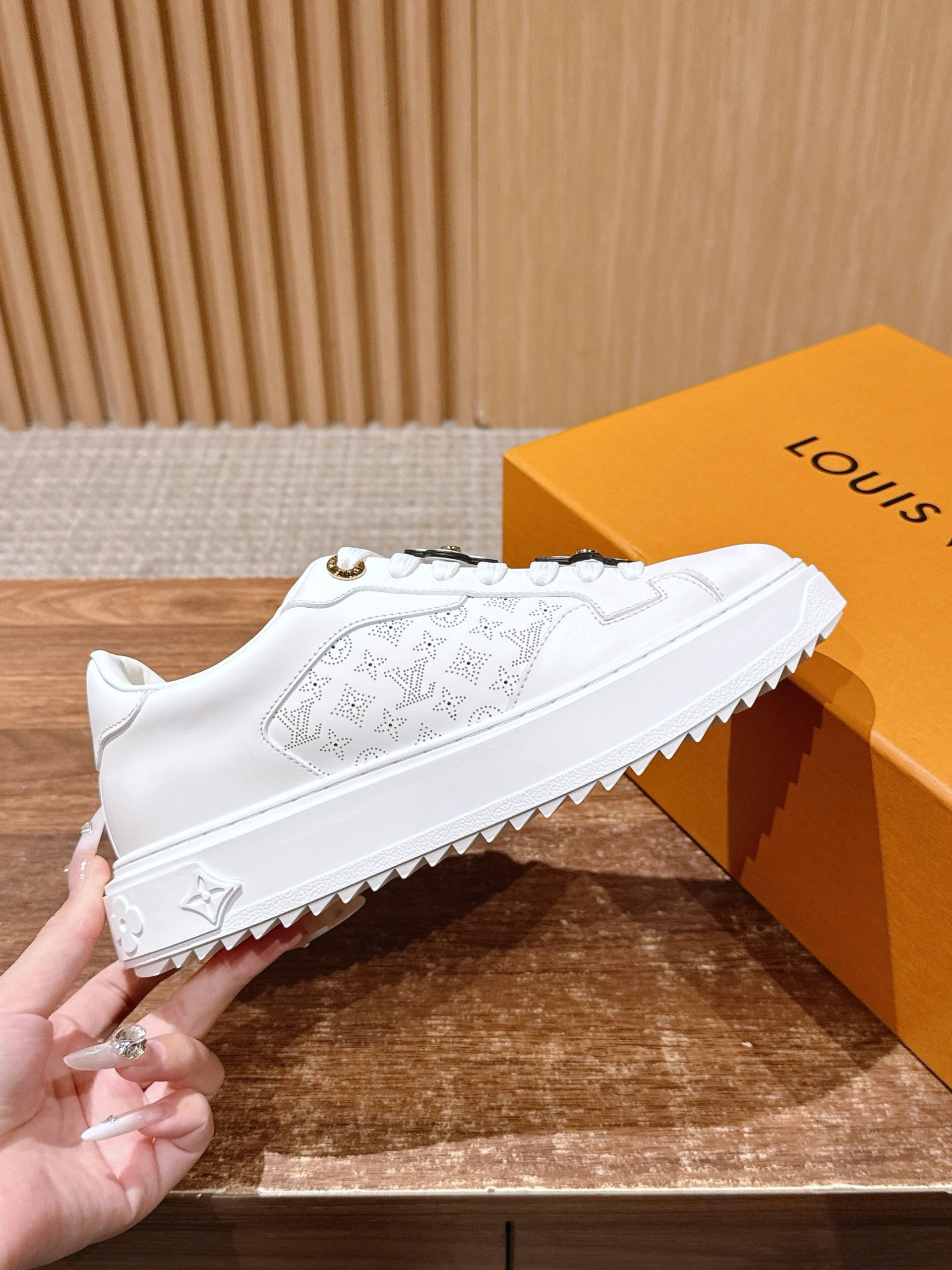Louis Vuitton Frontrow Sneaker – White / Pink Flower Charms - 图片 5