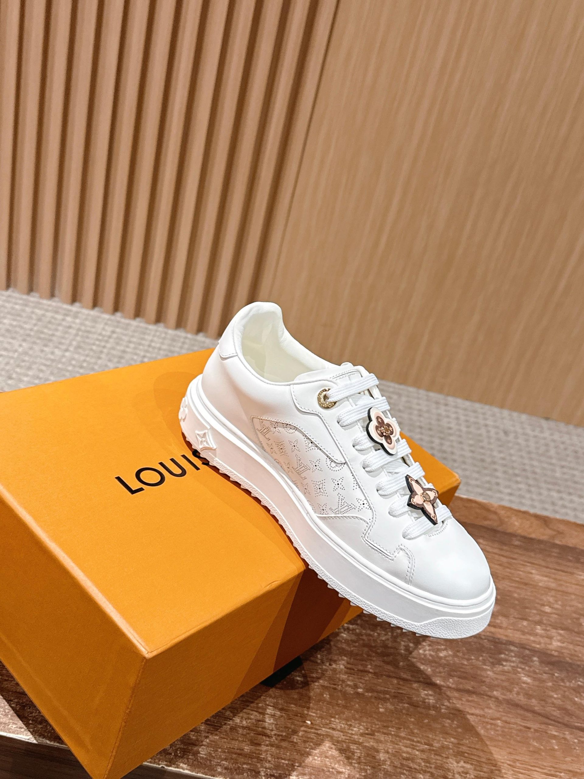 Louis Vuitton Frontrow Sneaker – White / Pink Flower Charms - 图片 3