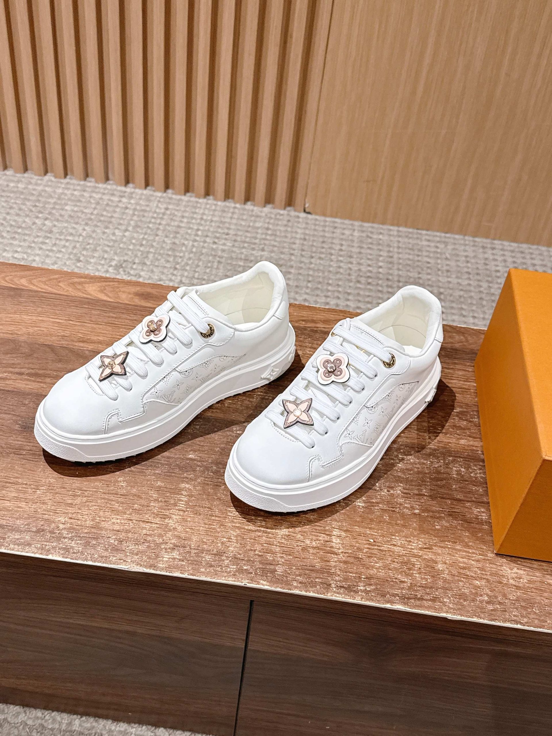 Louis Vuitton Frontrow Sneaker – White / Pink Flower Charms - 图片 2