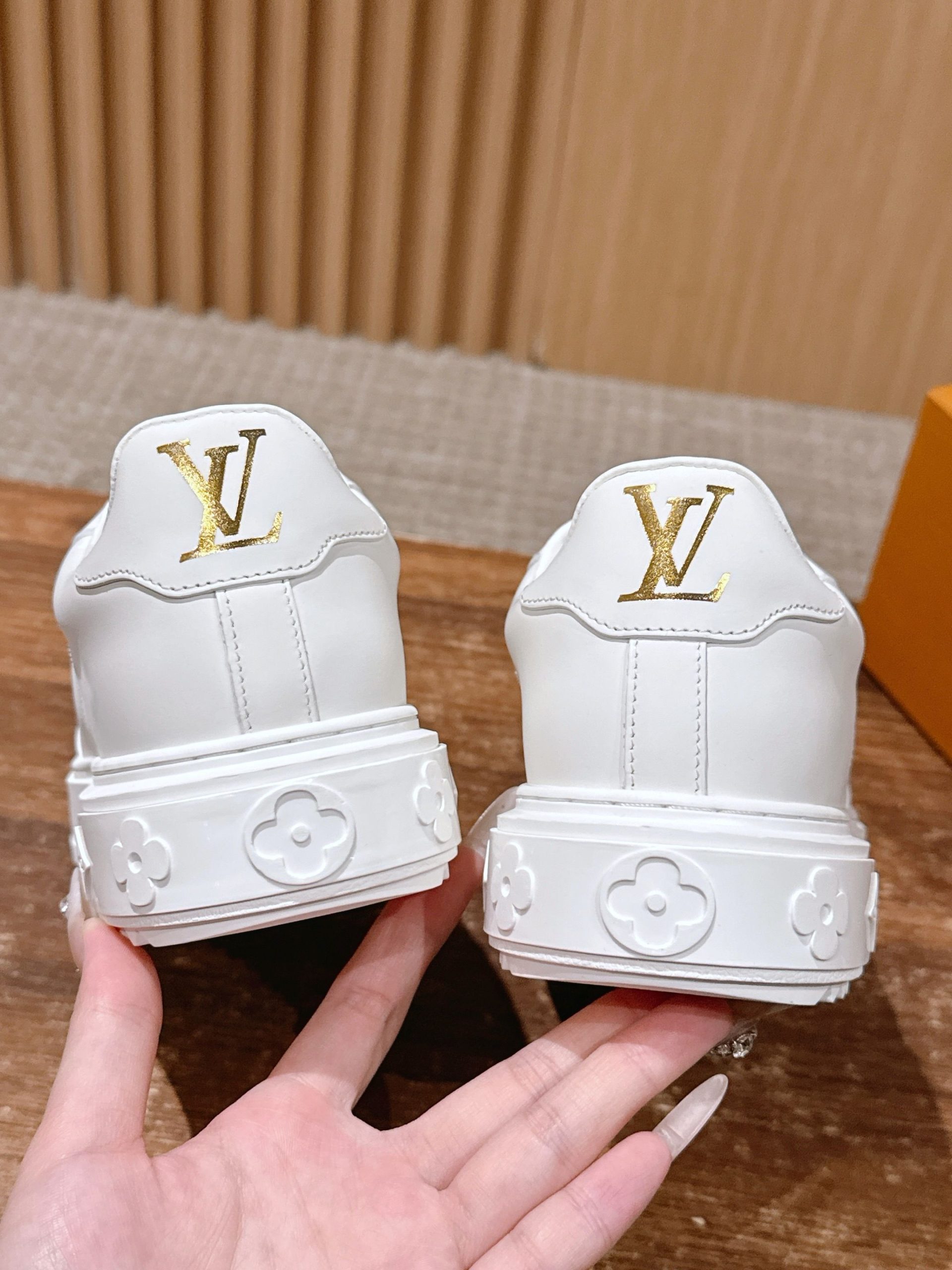 Louis Vuitton Frontrow Sneaker – White / Pink Flower Charms - 图片 8