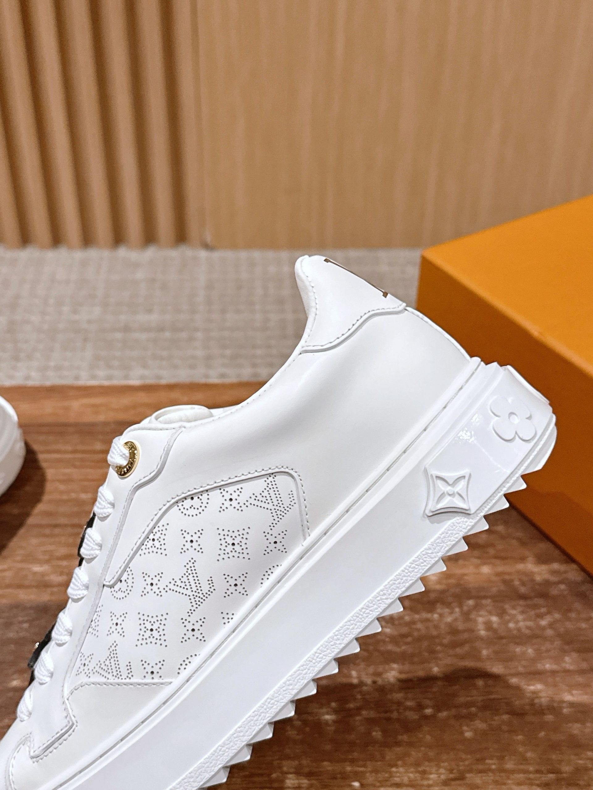 Louis Vuitton Frontrow Sneaker – White / Pink Flower Charms - 图片 7