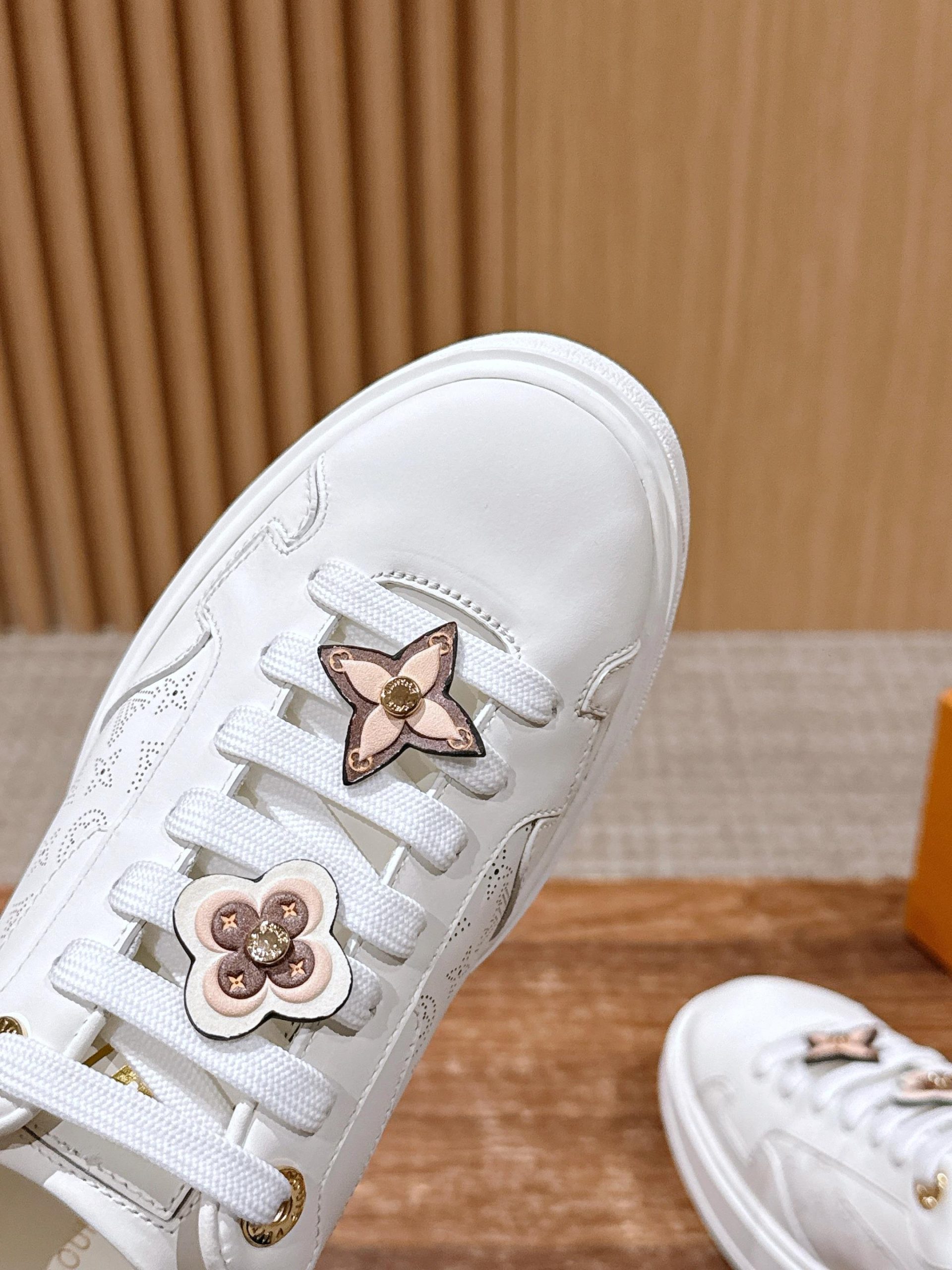 Louis Vuitton Frontrow Sneaker – White / Pink Flower Charms - 图片 6