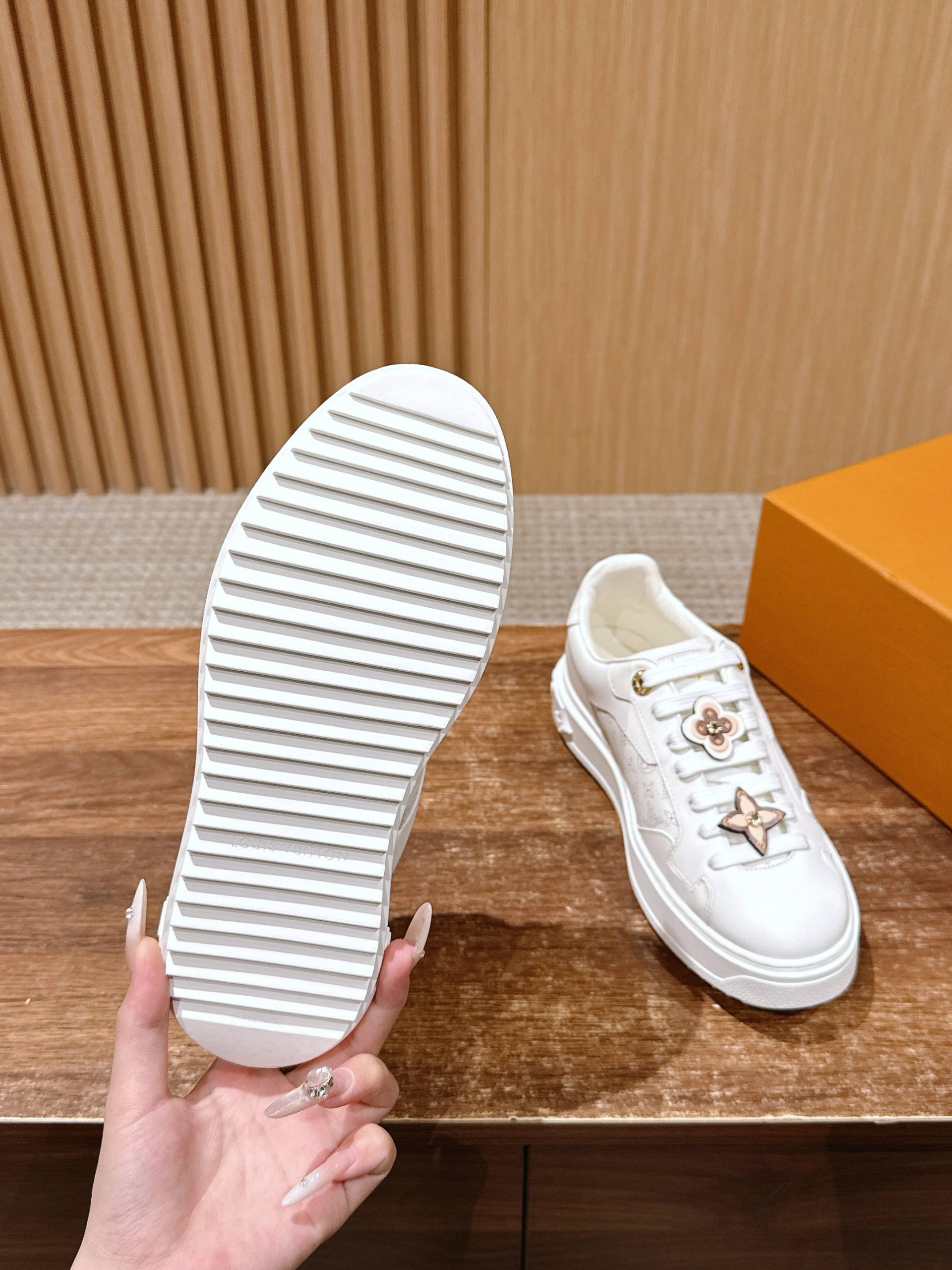 Louis Vuitton Frontrow Sneaker – White / Pink Flower Charms - 图片 9
