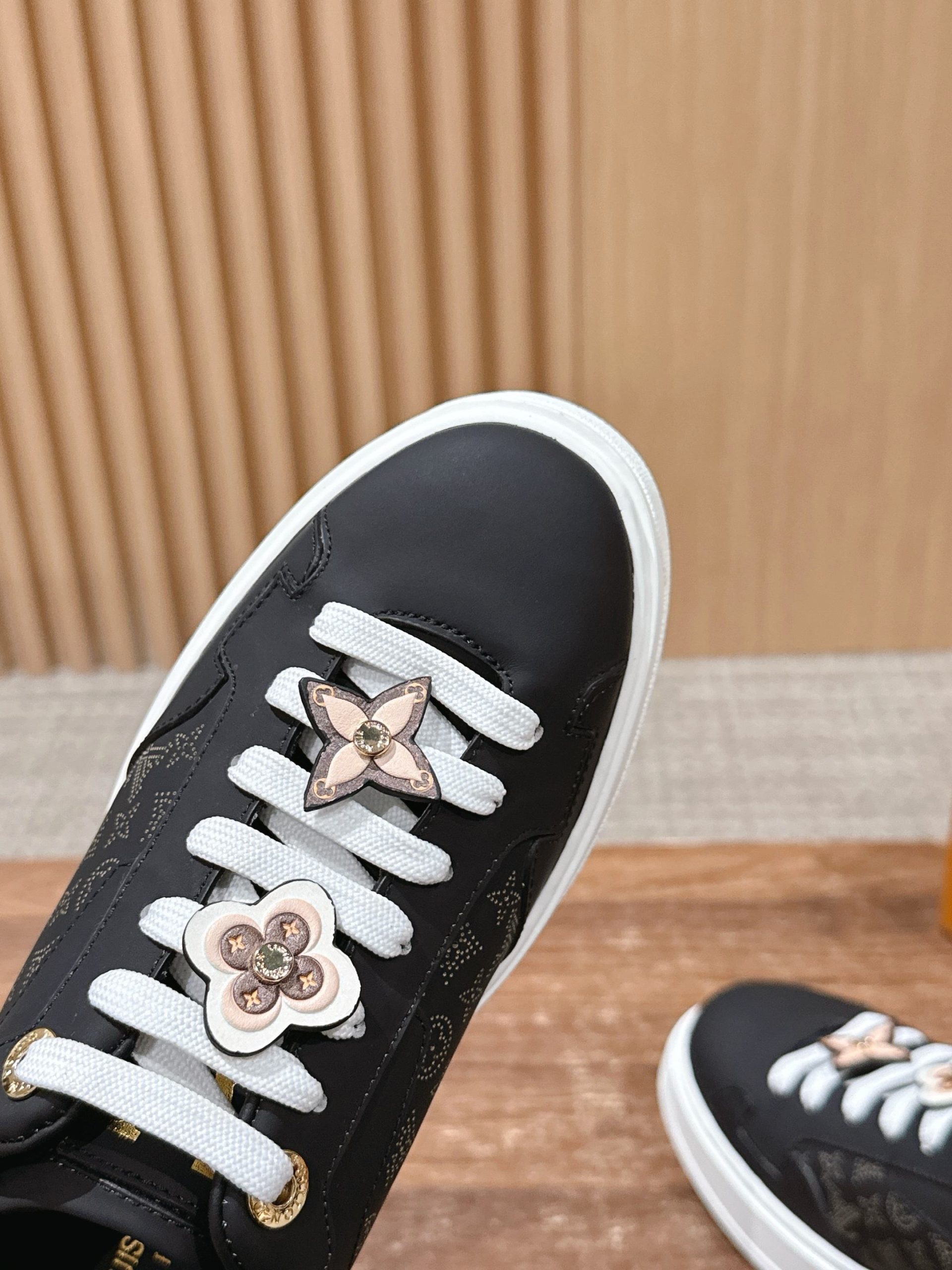 Louis Vuitton Frontrow Sneaker – Black / Pink Flower Charms - 图片 6