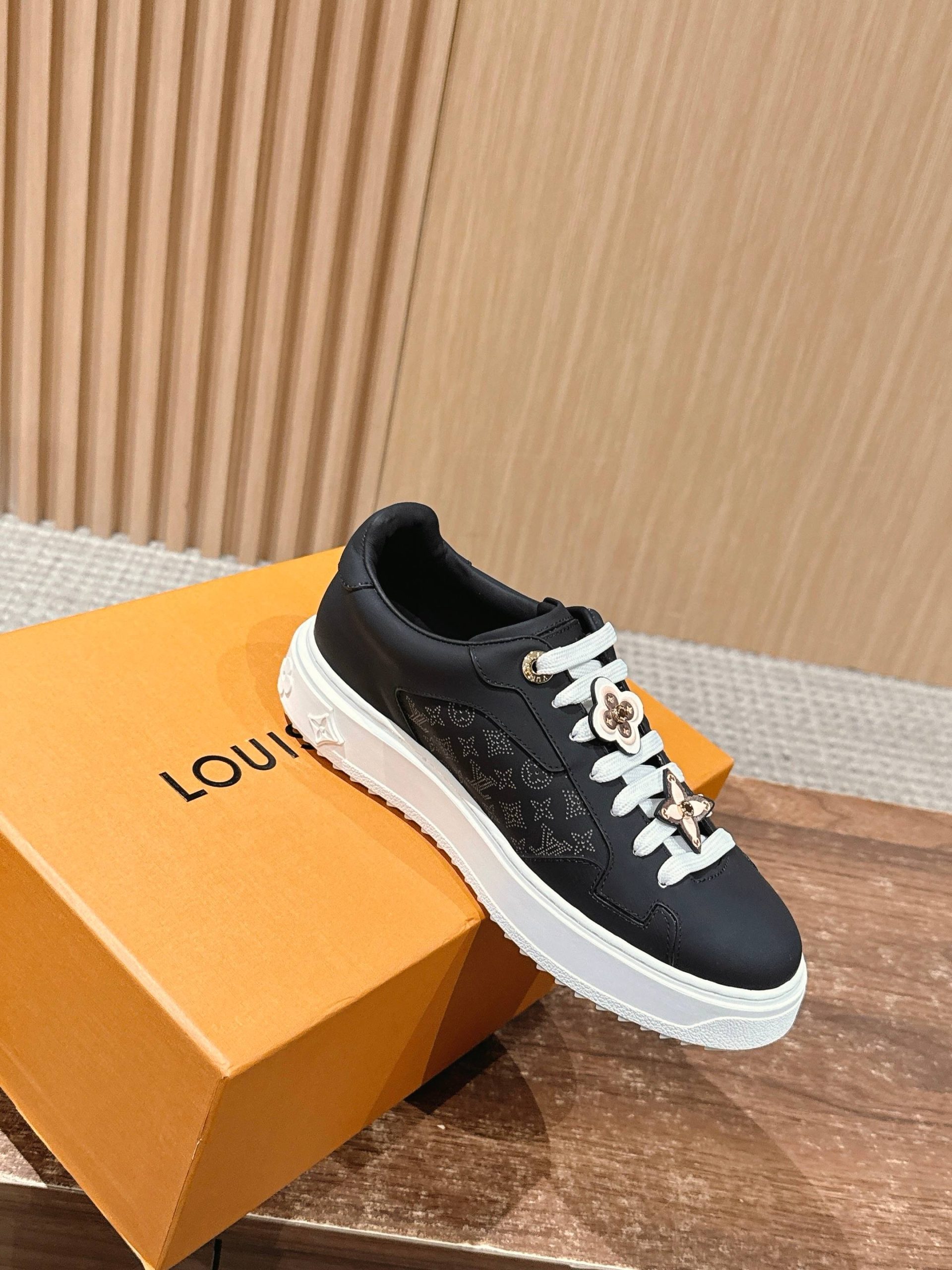 Louis Vuitton Frontrow Sneaker – Black / Pink Flower Charms - 图片 3