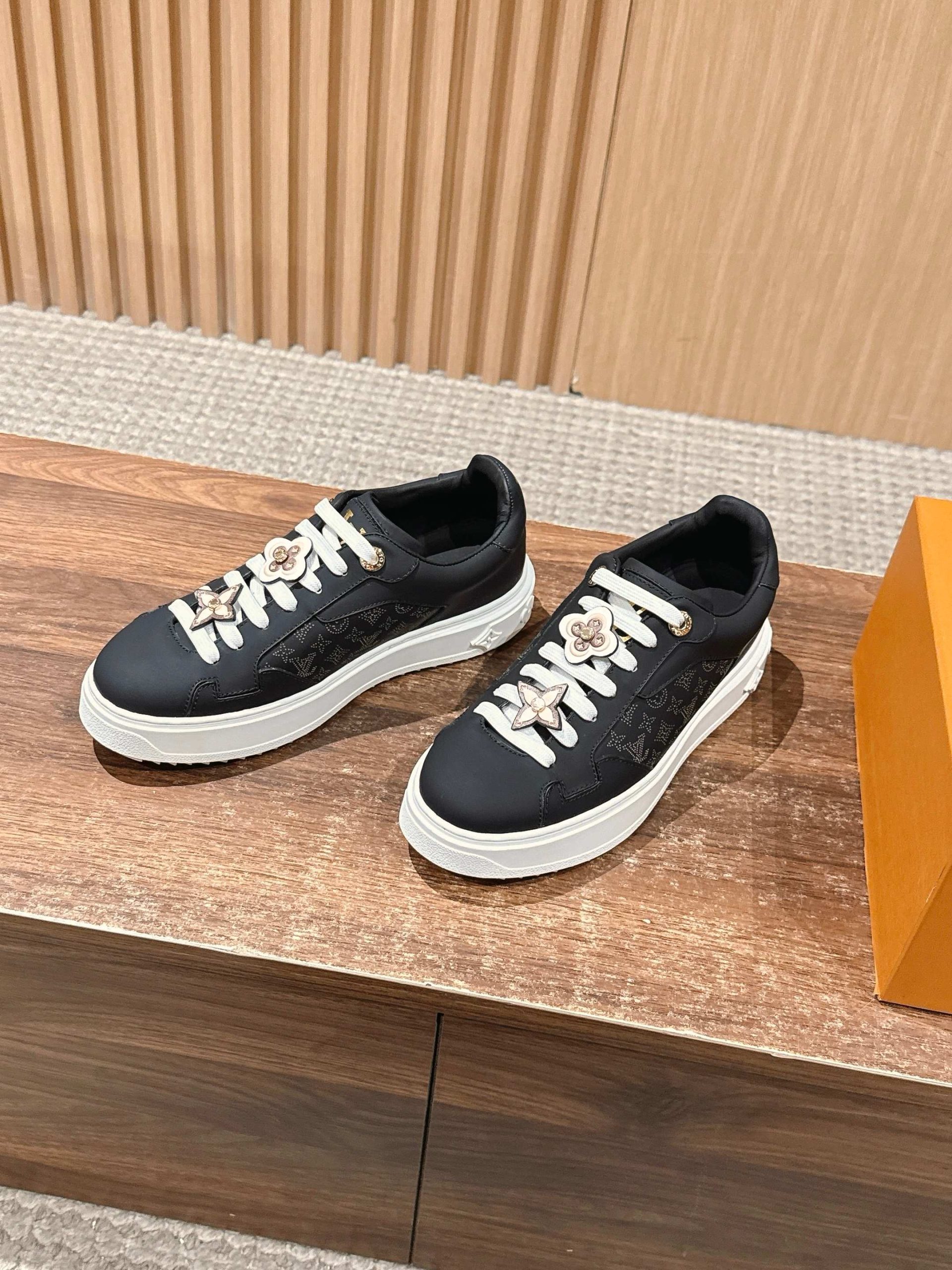 Louis Vuitton Frontrow Sneaker – Black / Pink Flower Charms - 图片 2