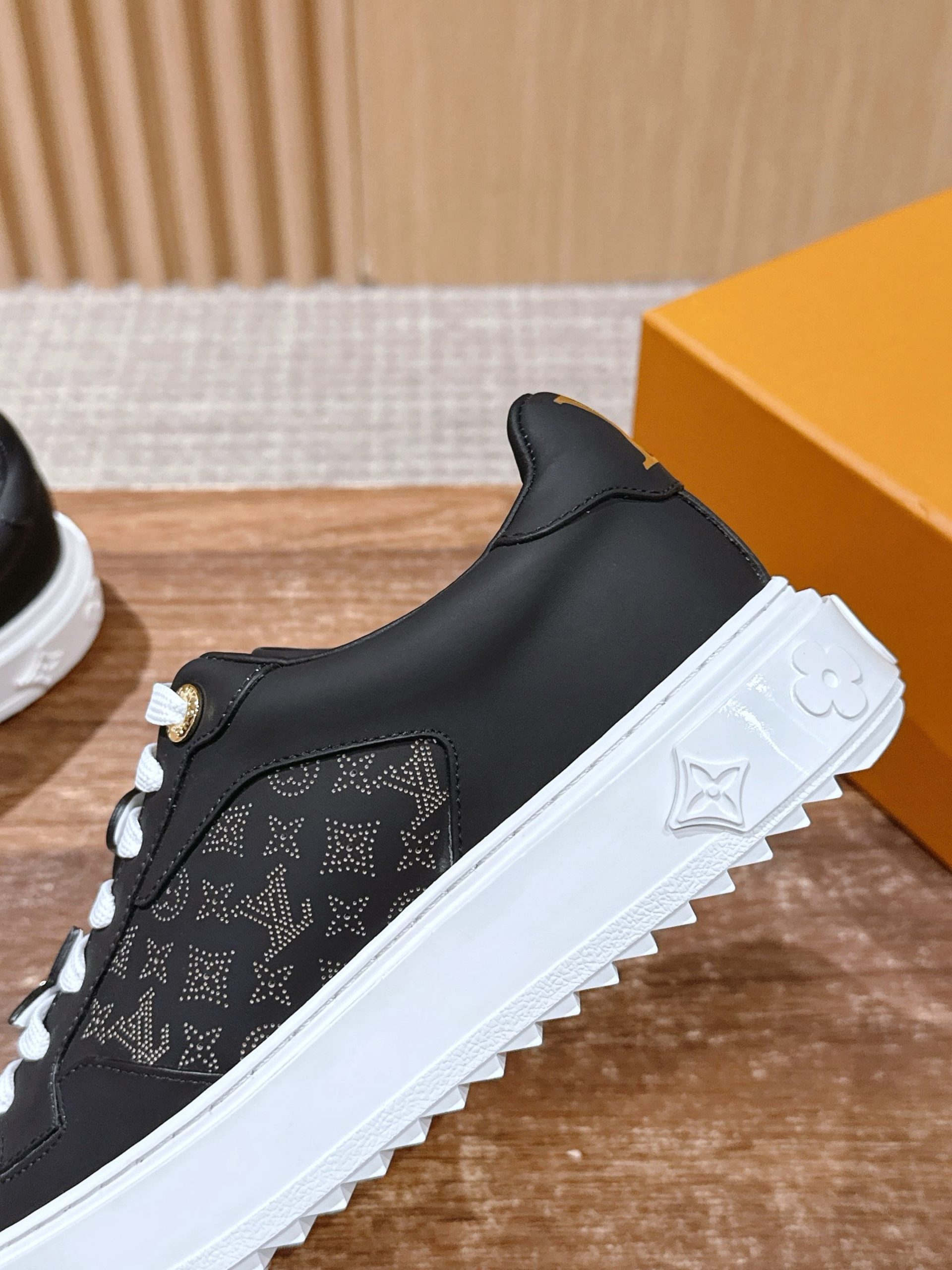 Louis Vuitton Frontrow Sneaker – Black / Pink Flower Charms - 图片 7