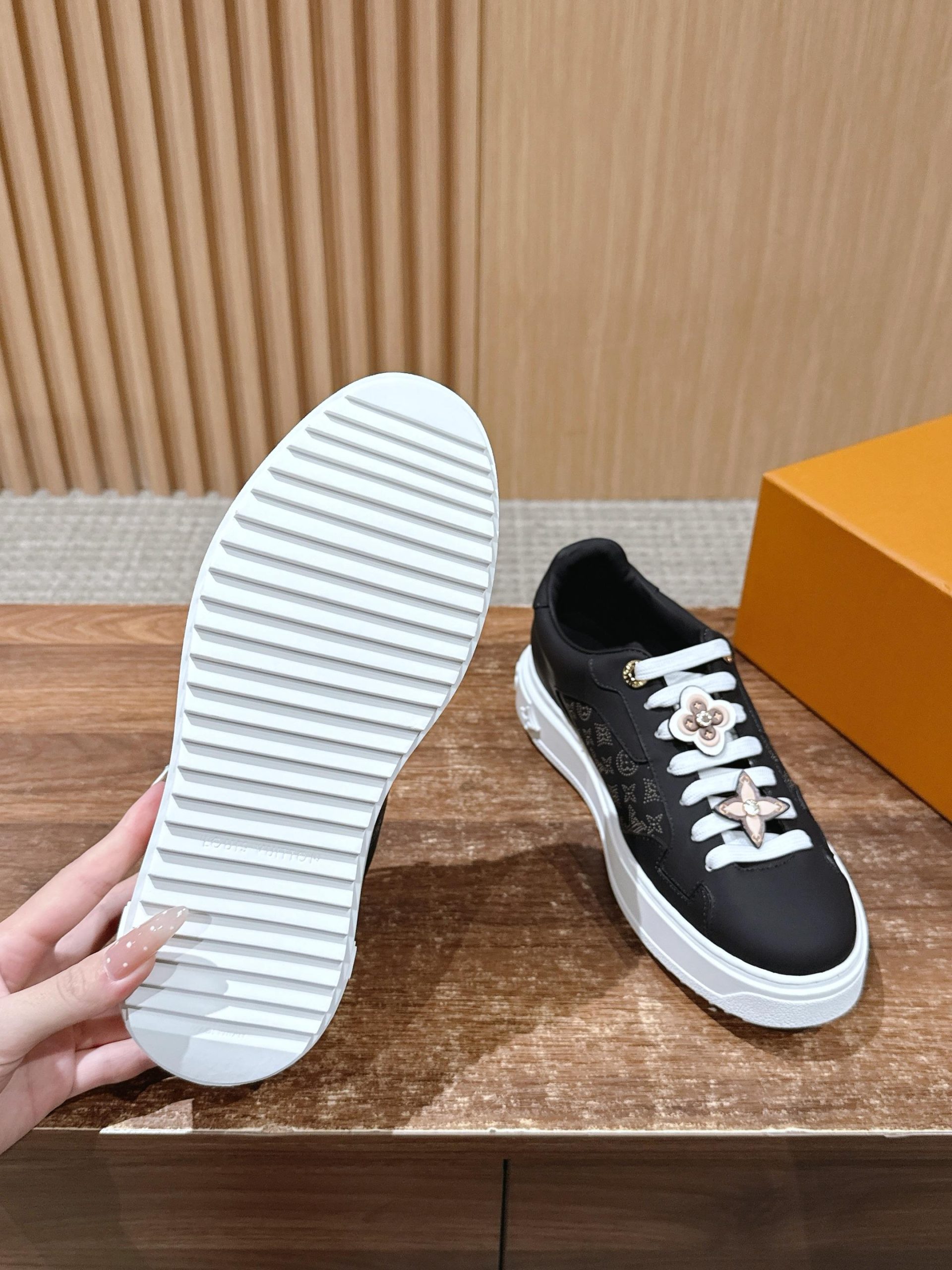 Louis Vuitton Frontrow Sneaker – Black / Pink Flower Charms - 图片 9