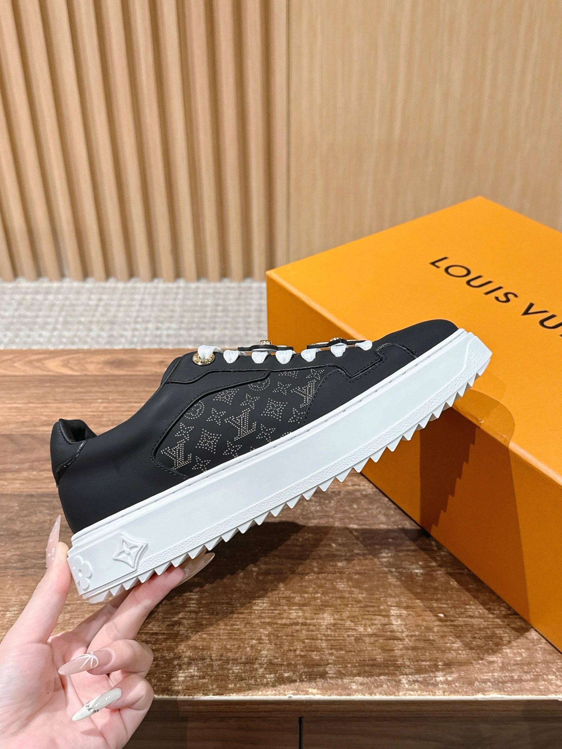 Louis Vuitton Frontrow Sneaker – Black / Pink Flower Charms - 图片 5