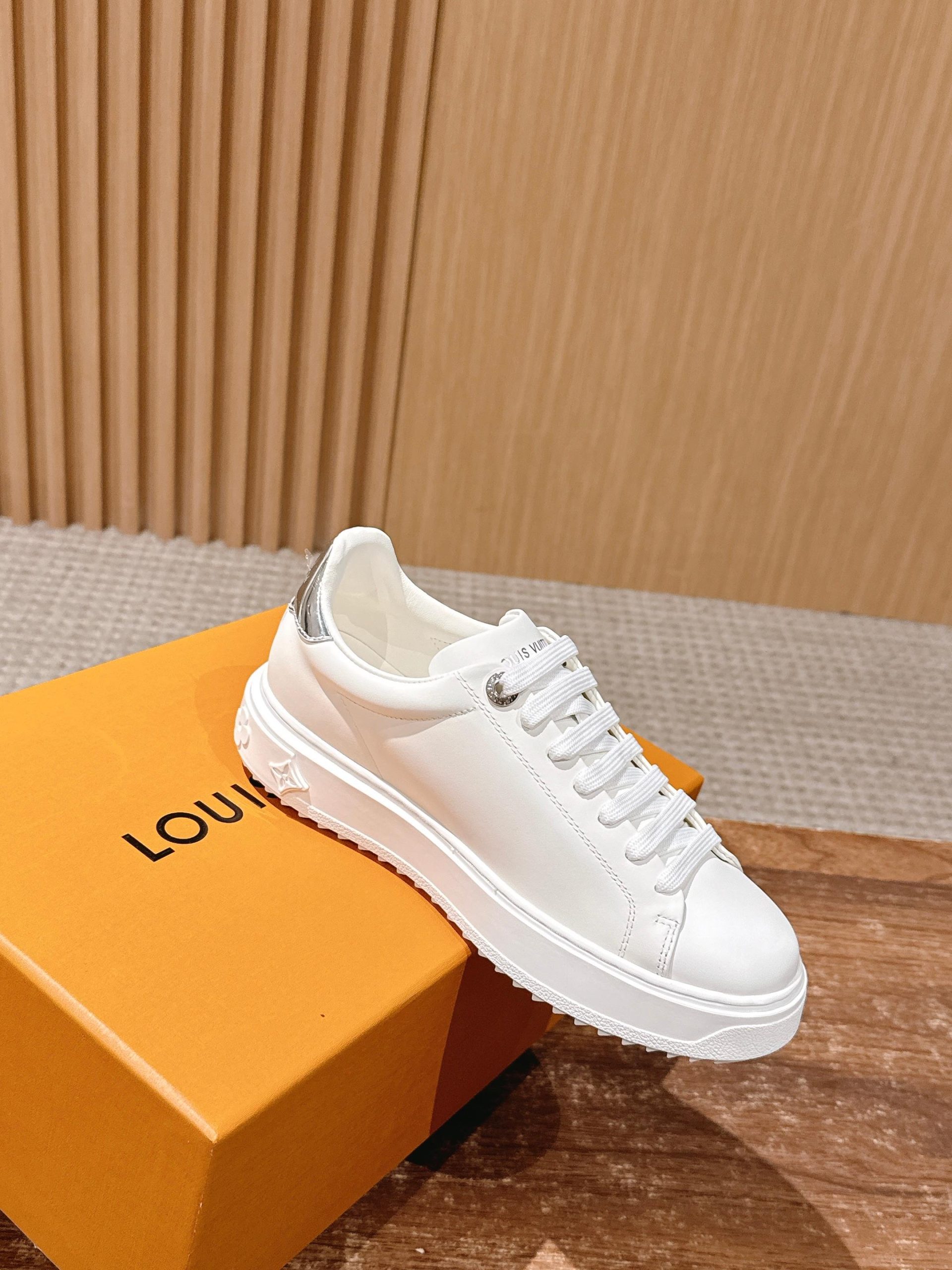 Louis Vuitton Frontrow Sneaker – Classic White / Gold Eyelets - 图片 3
