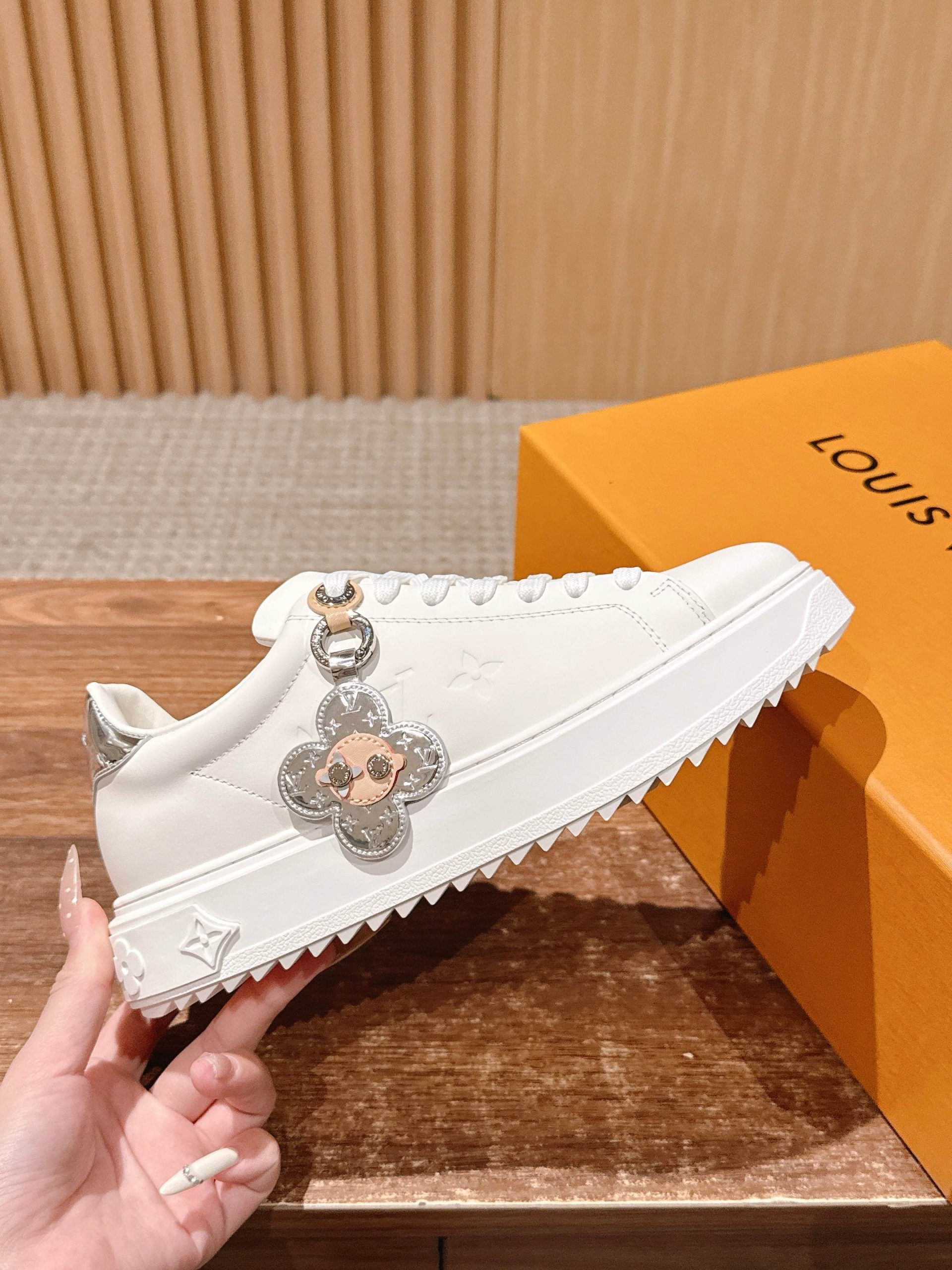 Louis Vuitton Frontrow Sneaker – Classic White / Gold Eyelets - 图片 5