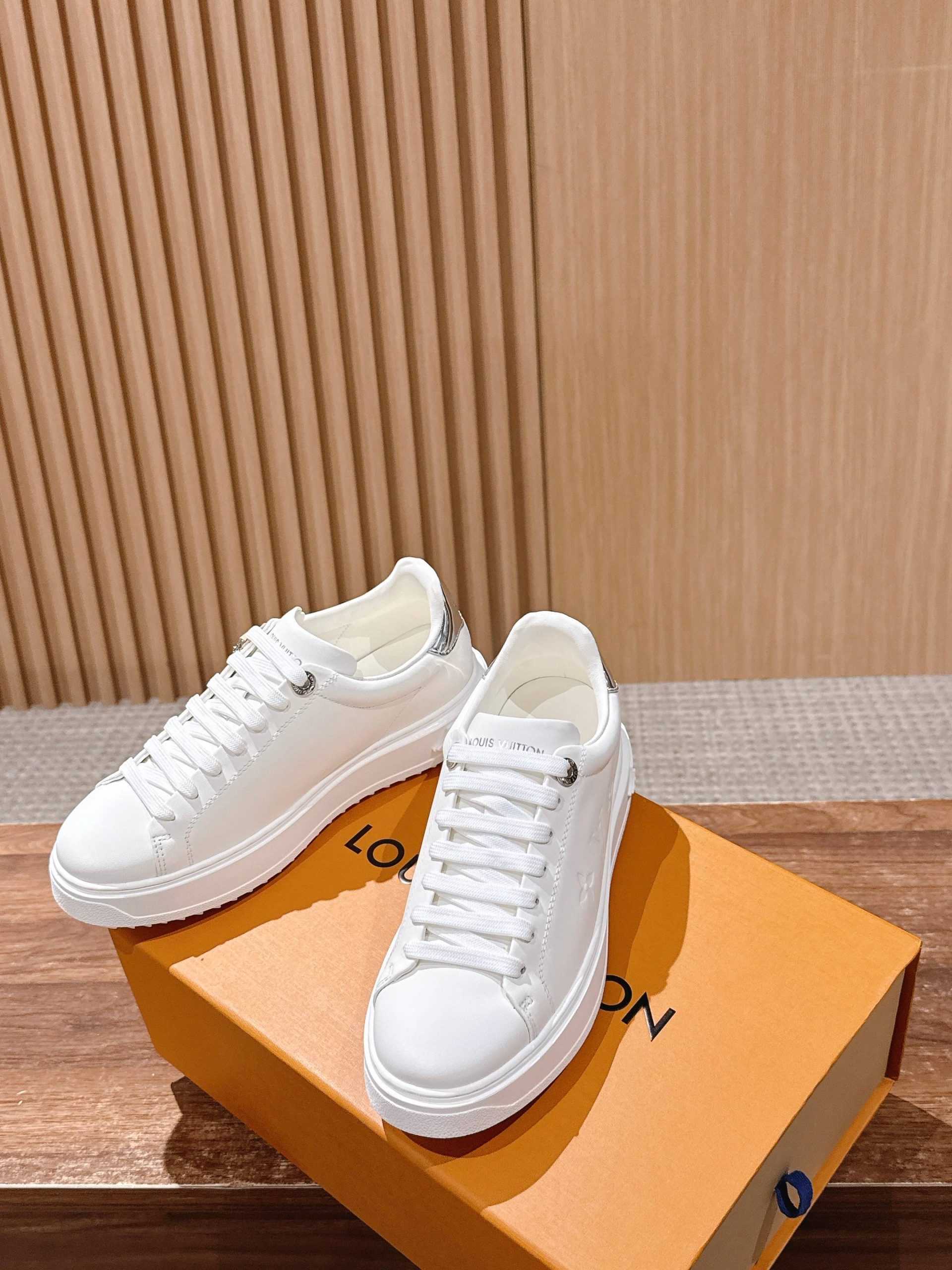 Louis Vuitton Frontrow Sneaker – Classic White / Gold Eyelets - 图片 4