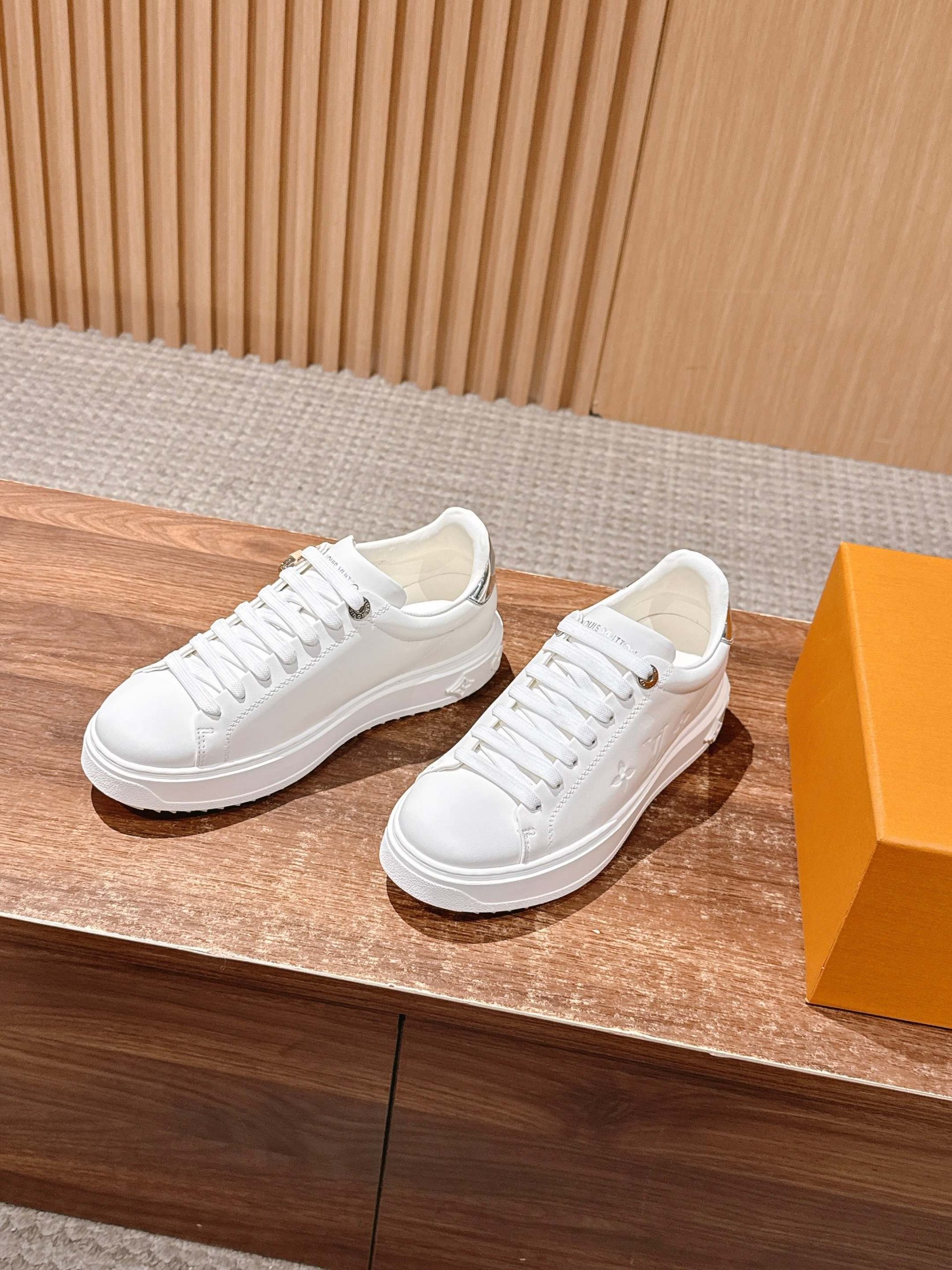 Louis Vuitton Frontrow Sneaker – Classic White / Gold Eyelets - 图片 2