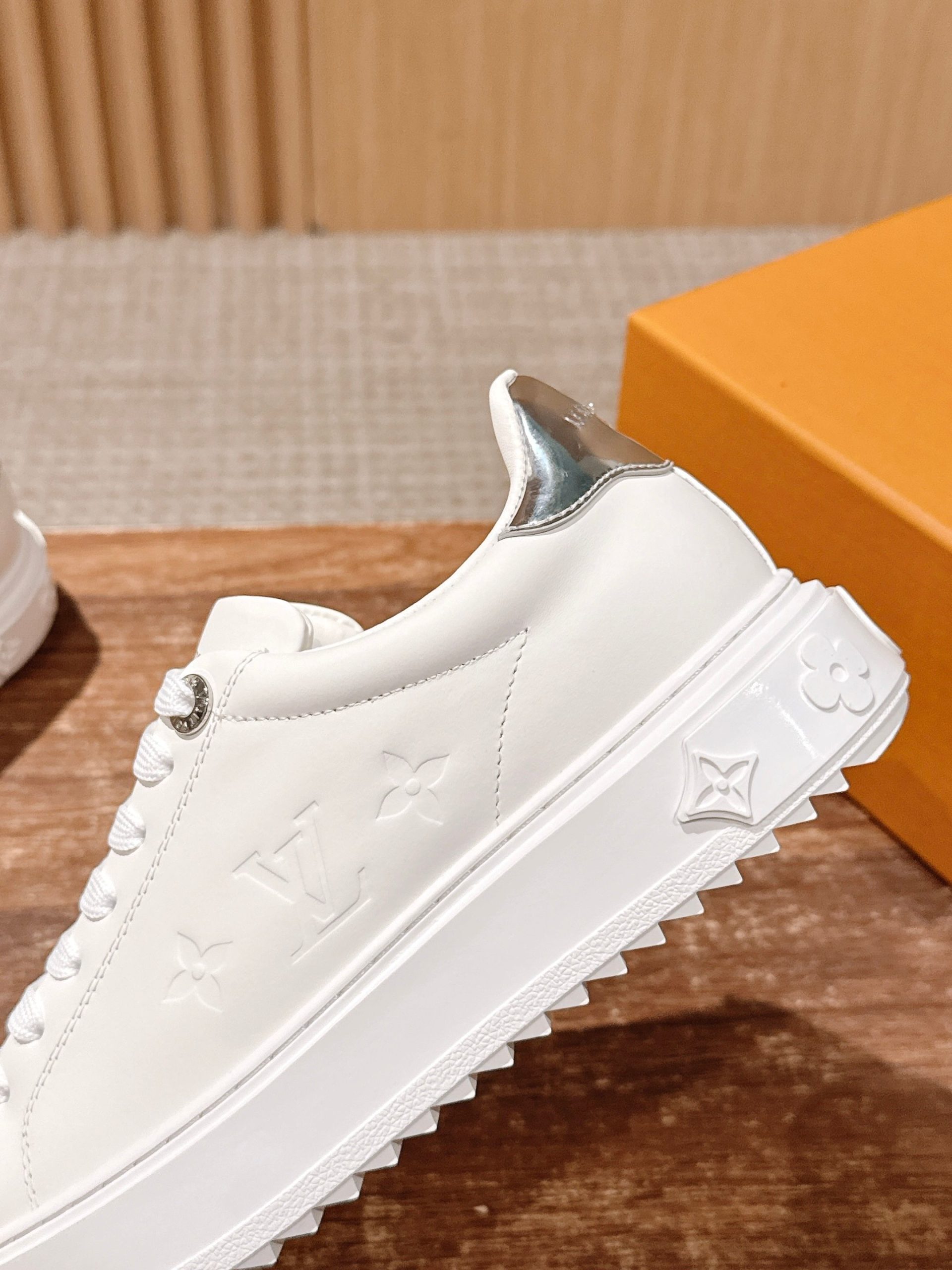 Louis Vuitton Frontrow Sneaker – Classic White / Gold Eyelets - 图片 7