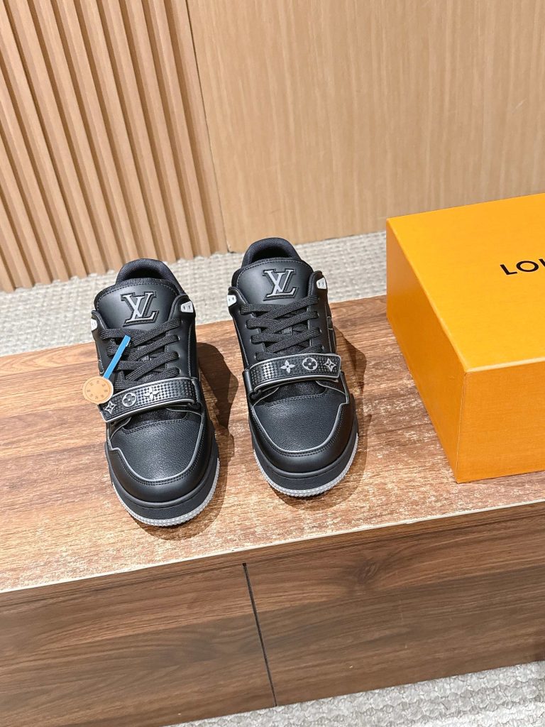 Louis Vuitton Trainer – Black