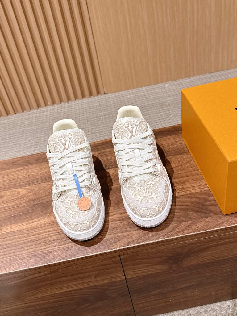 Louis Vuitton Trainer – Beige