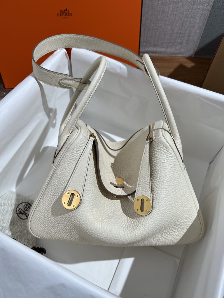 Lindy 26 reference photo, front view showing the open bag, central turn clasp and twin zip pulls. / Lindy 26參考圖：正面與開口、旋轉鎖扣及雙拉鍊細節。