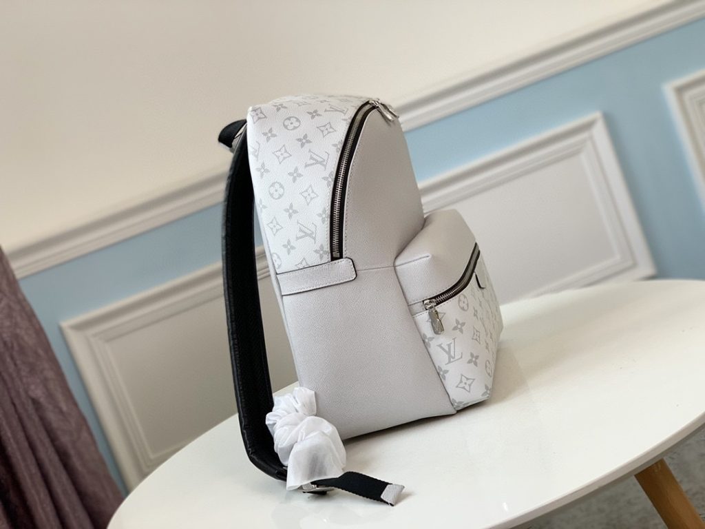Discovery Small Backpack (M30232)