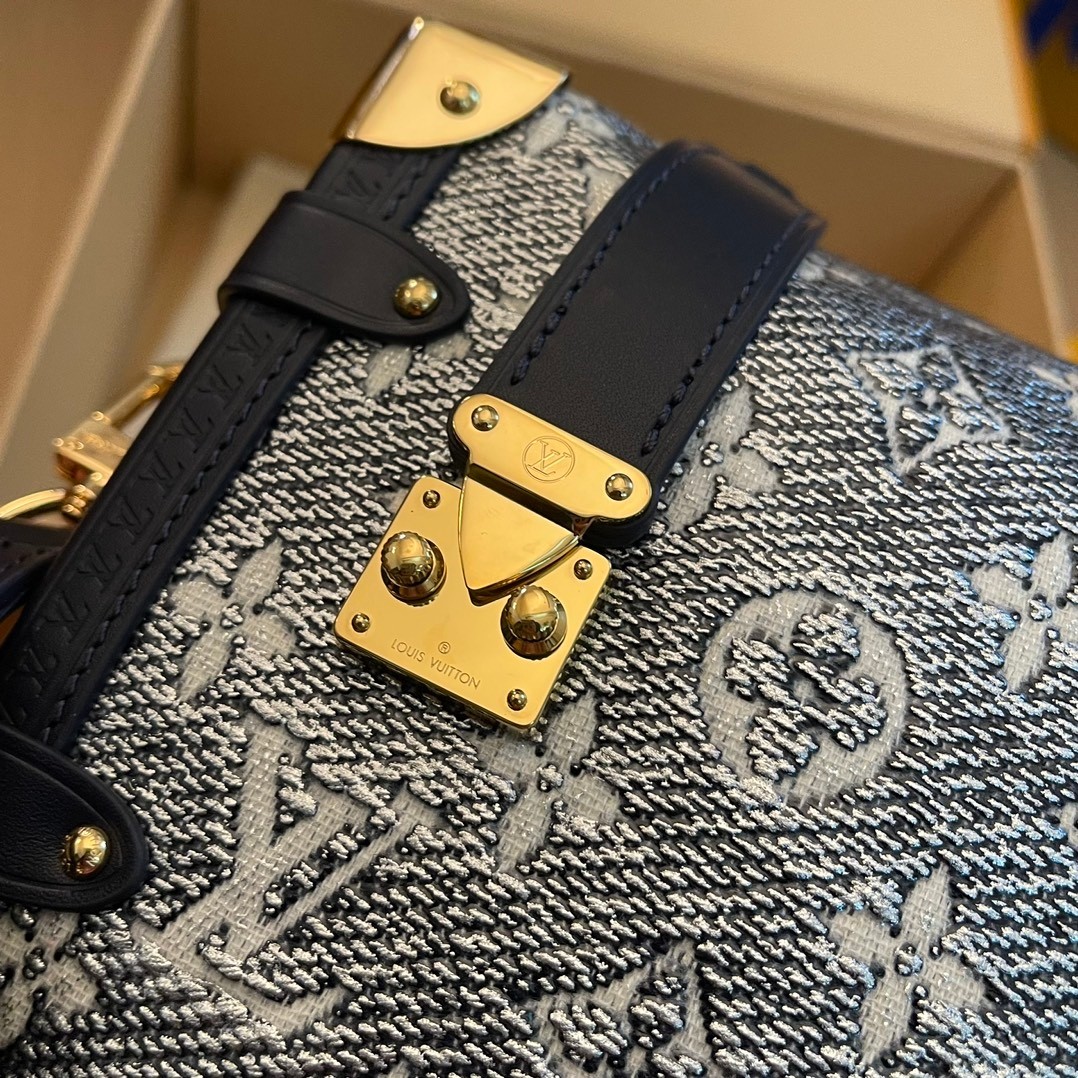 LV M22944 Side Trunk Bag | Iridescent Denim - 图片 4