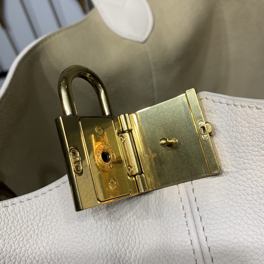 LV M24856 Low Key Hobo MM - 图片 14