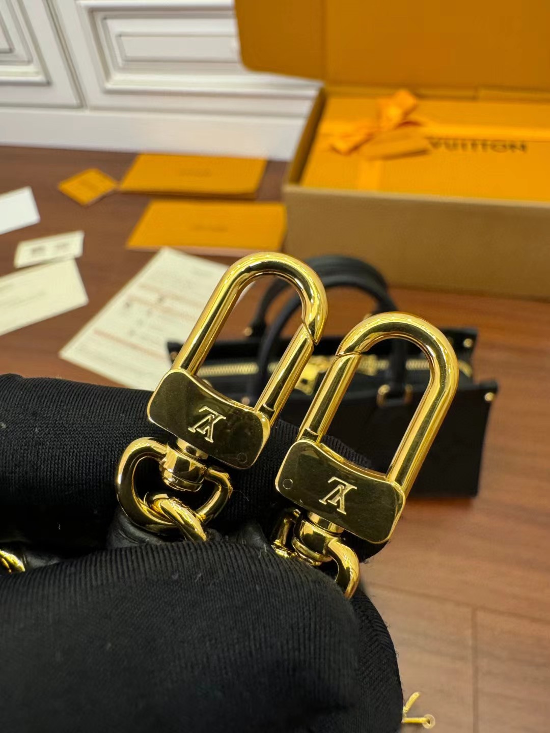 LV M23640 OnTheGo East West Bag - 图片 4