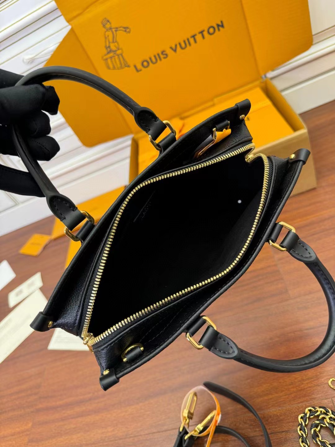 LV M23640 OnTheGo East West Bag - 图片 9