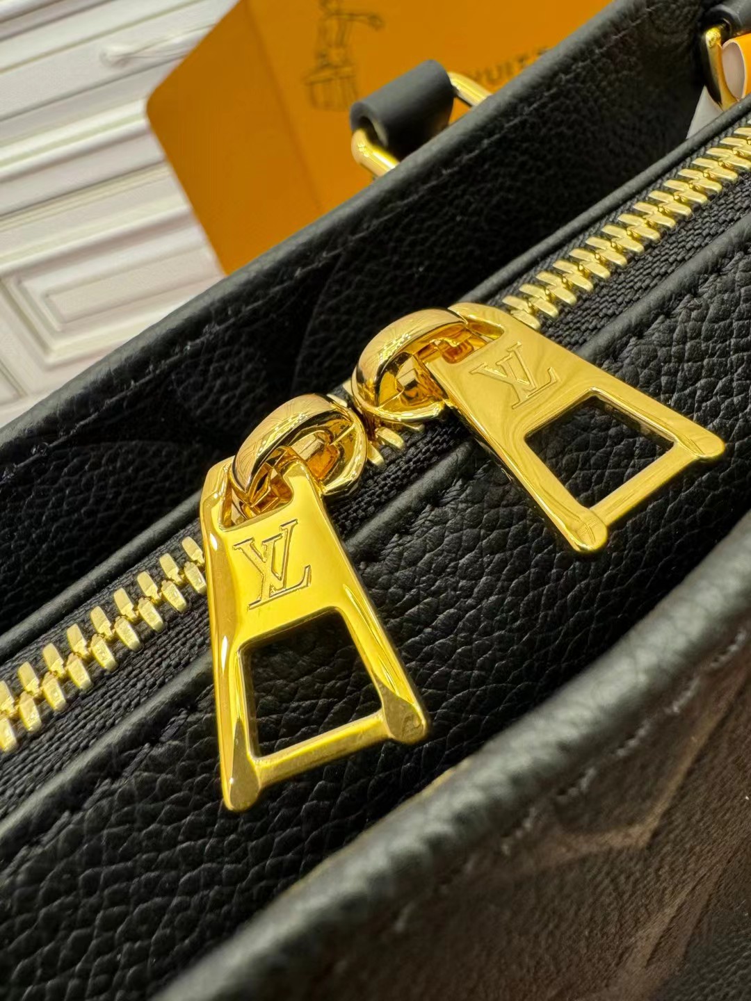 LV M23640 OnTheGo East West Bag - 图片 8