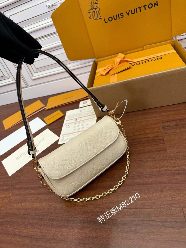 LV M82210 Wallet on Chain Ivy | Cream