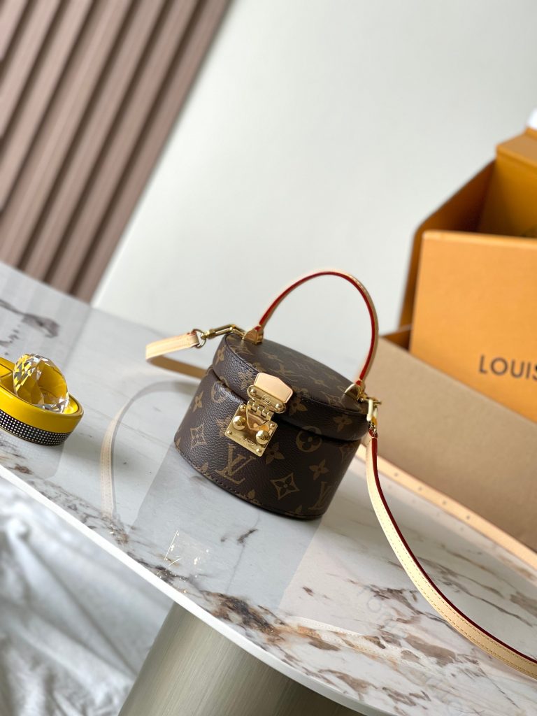 LV M46933 OnTheGo BB Bag