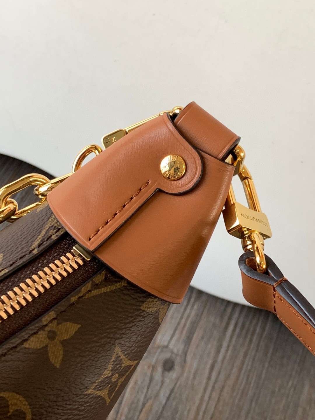 LV M46311 Loop Hobo Bag | Diamond-Quilted Leather - 图片 6