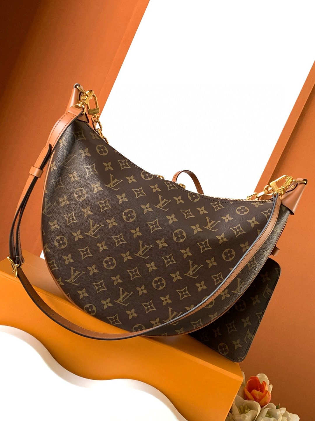 LV M46311 Loop Hobo Bag | Diamond-Quilted Leather - 图片 3