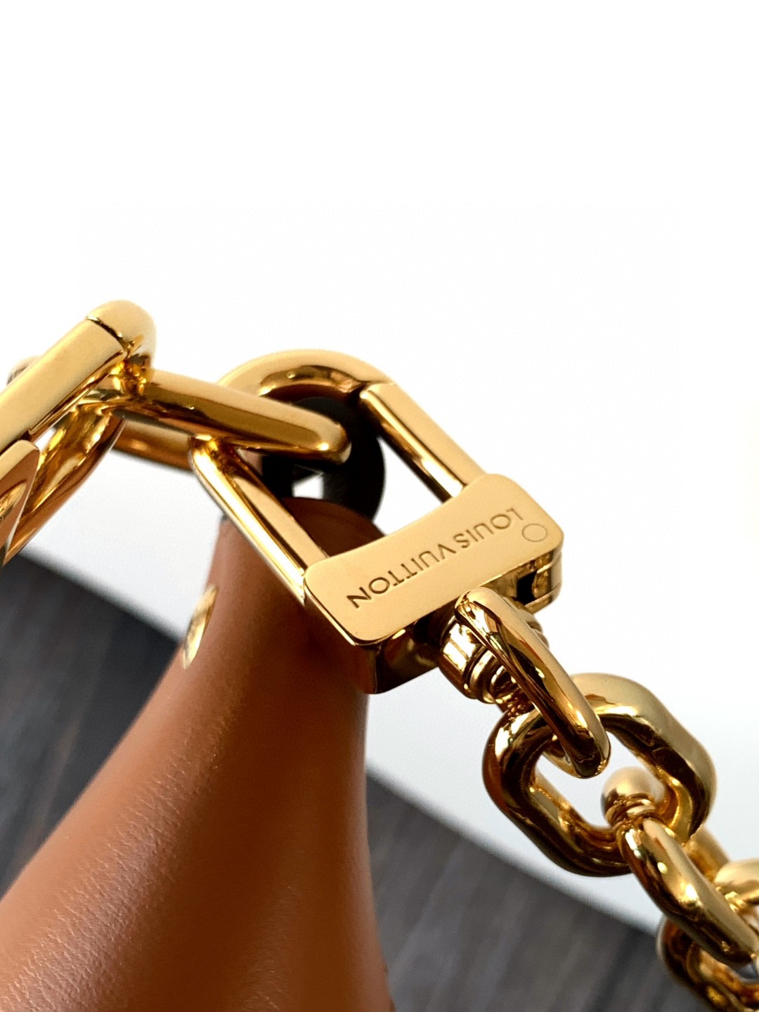 LV M46311 Loop Hobo Bag | Diamond-Quilted Leather - 图片 5