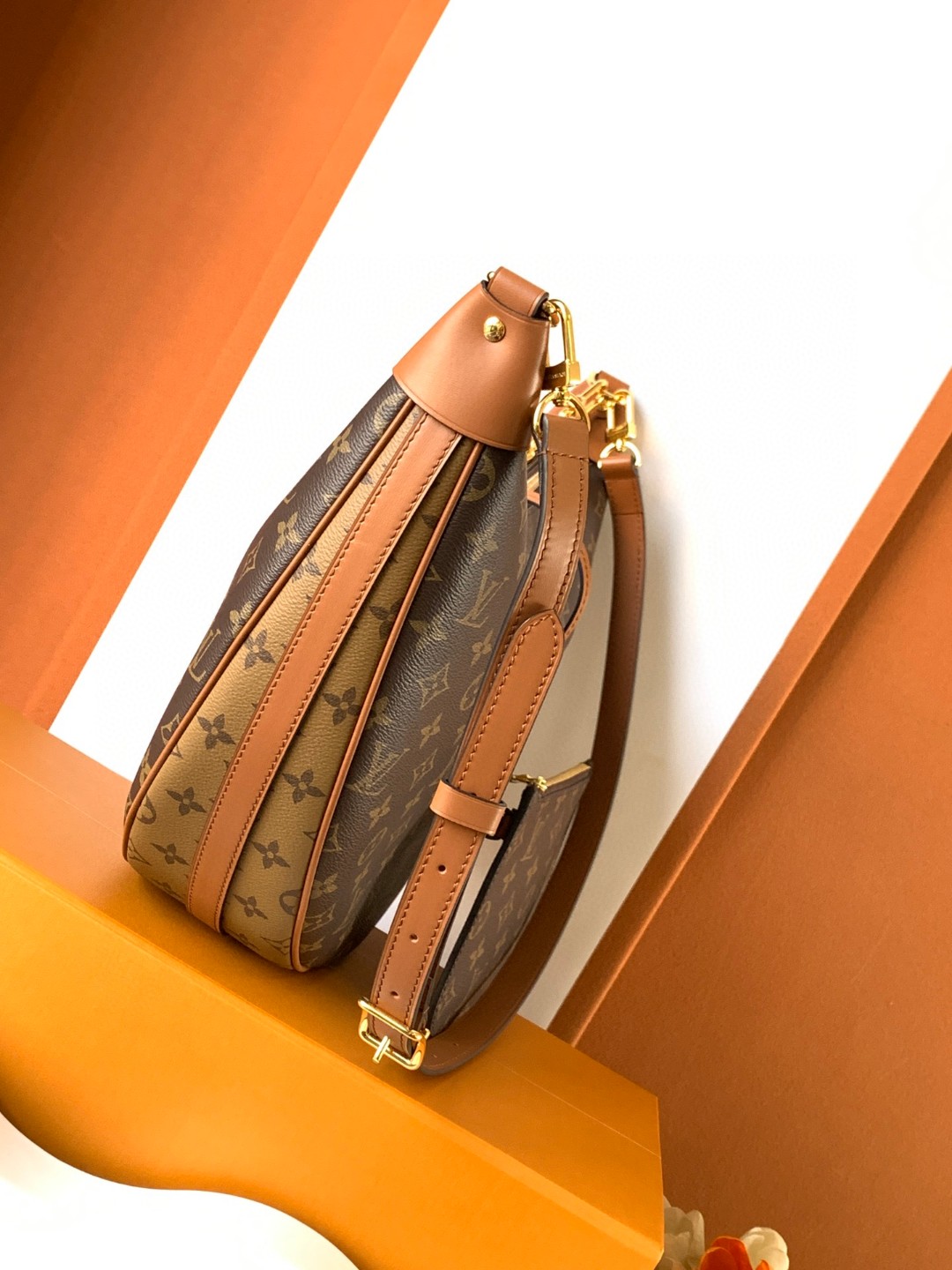 LV M46311 Loop Hobo Bag | Diamond-Quilted Leather - 图片 2
