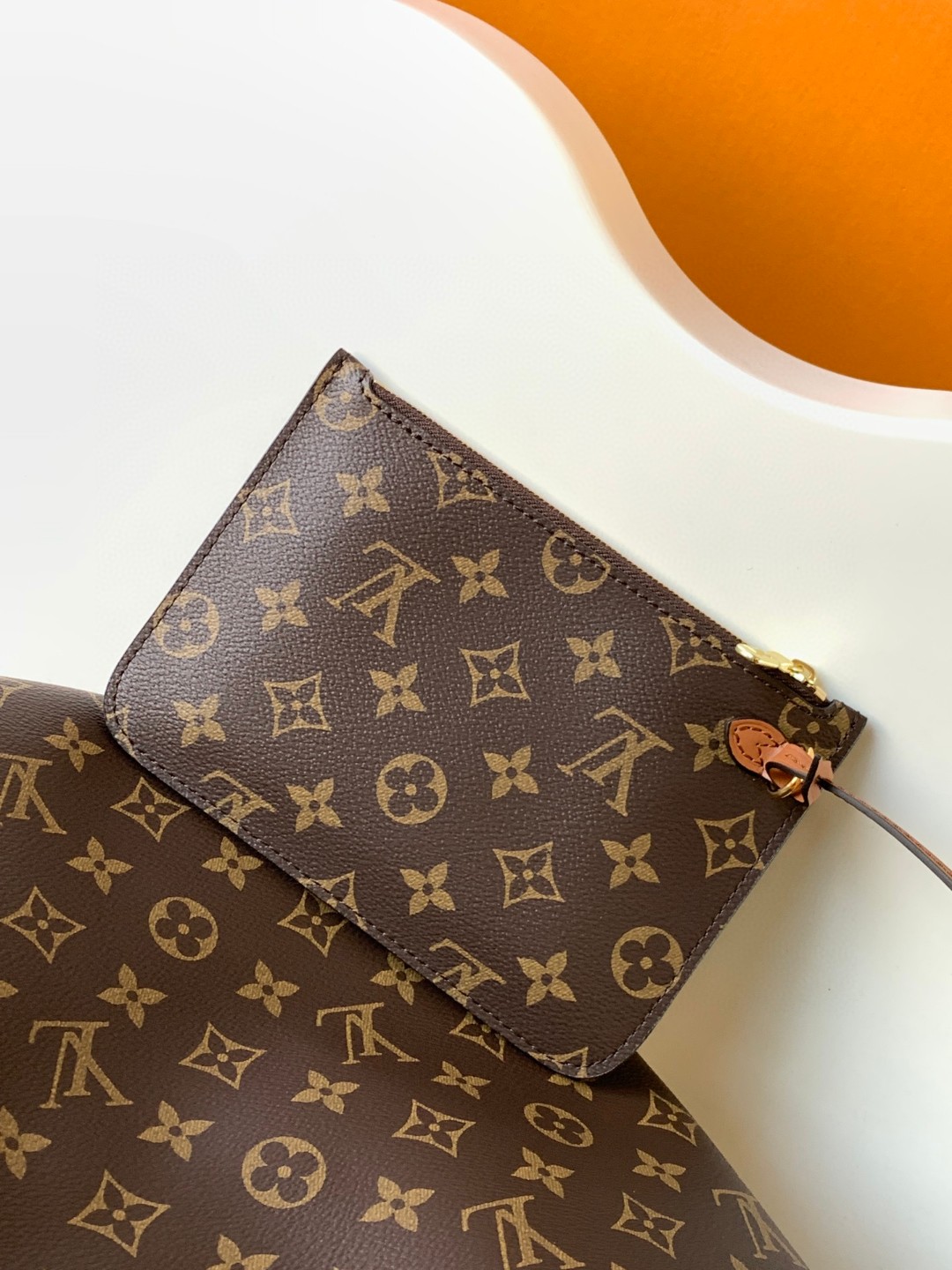 LV M46311 Loop Hobo Bag | Diamond-Quilted Leather - 图片 7