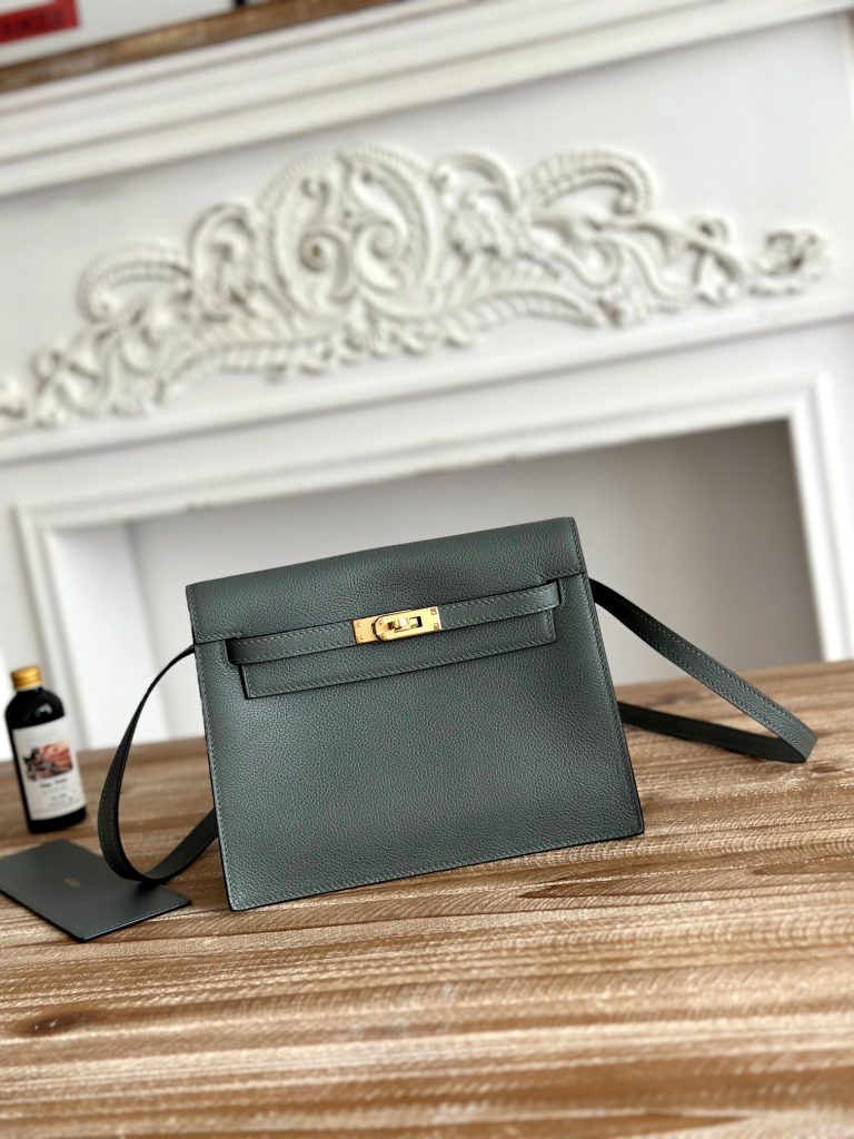 Kelly Danse — 22 cm — Almond Green — Evercolor leather — Gold-tone hardware