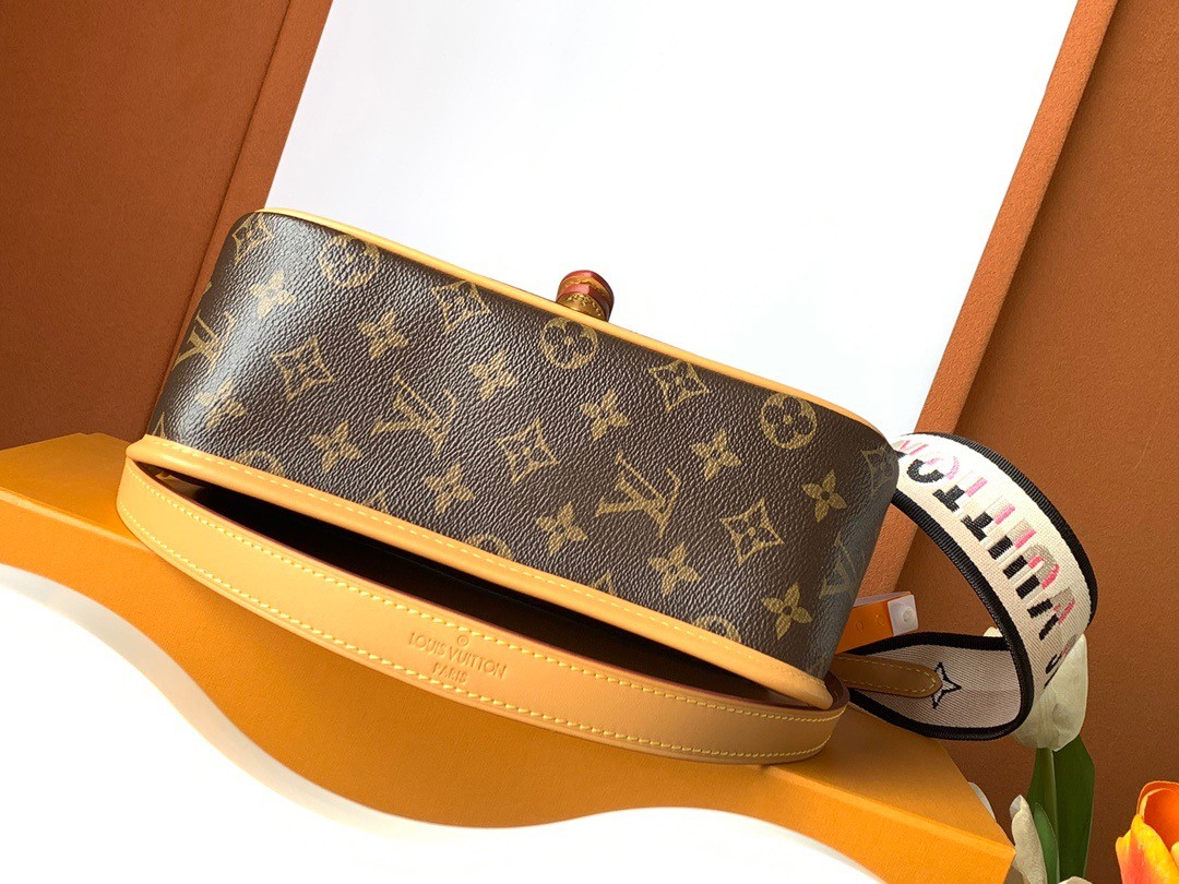 LV M45985 Diane Baguette Bag | Diamond-Quilted Leather - 图片 4
