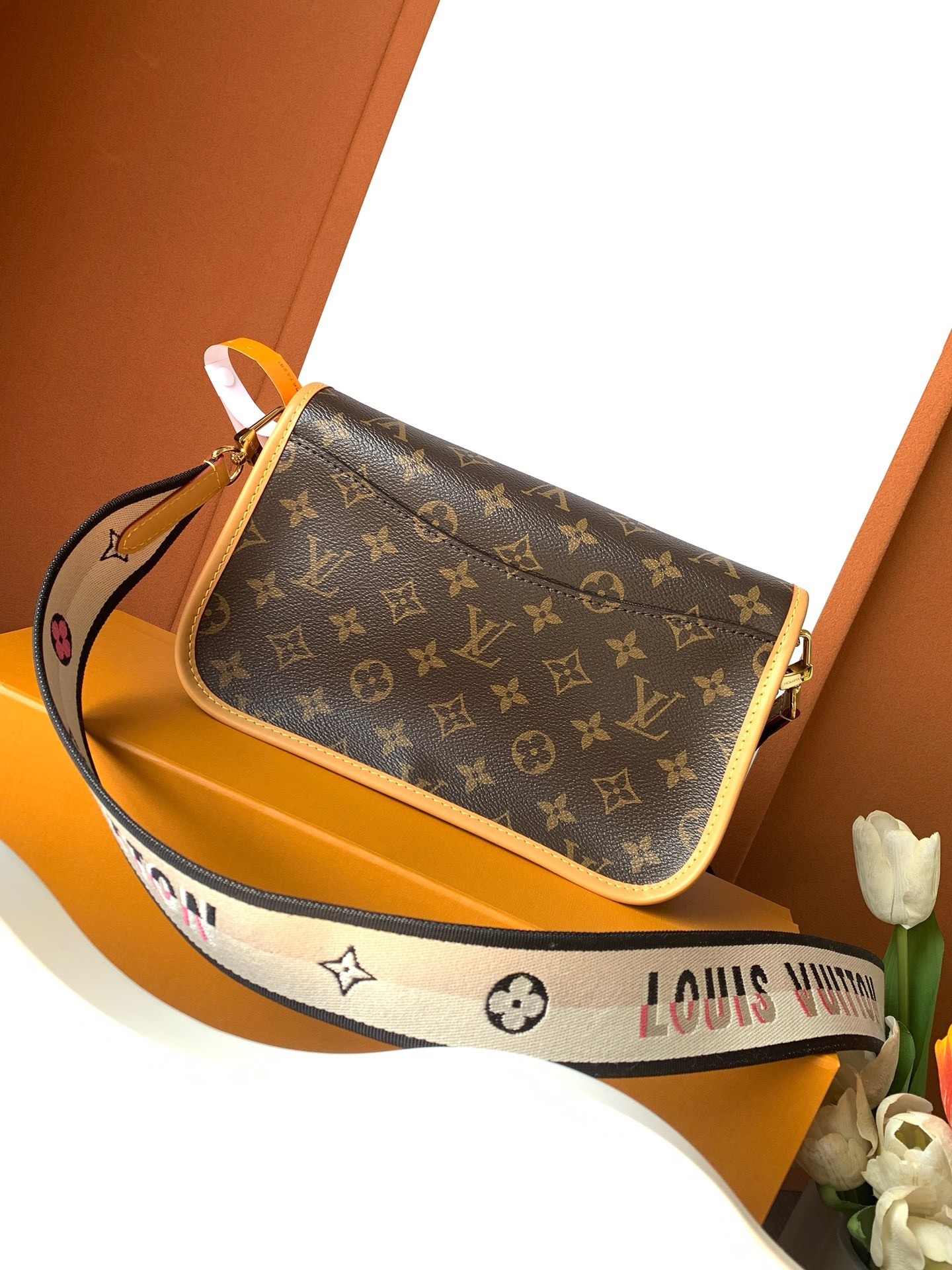 LV M45985 Diane Baguette Bag | Diamond-Quilted Leather - 图片 3