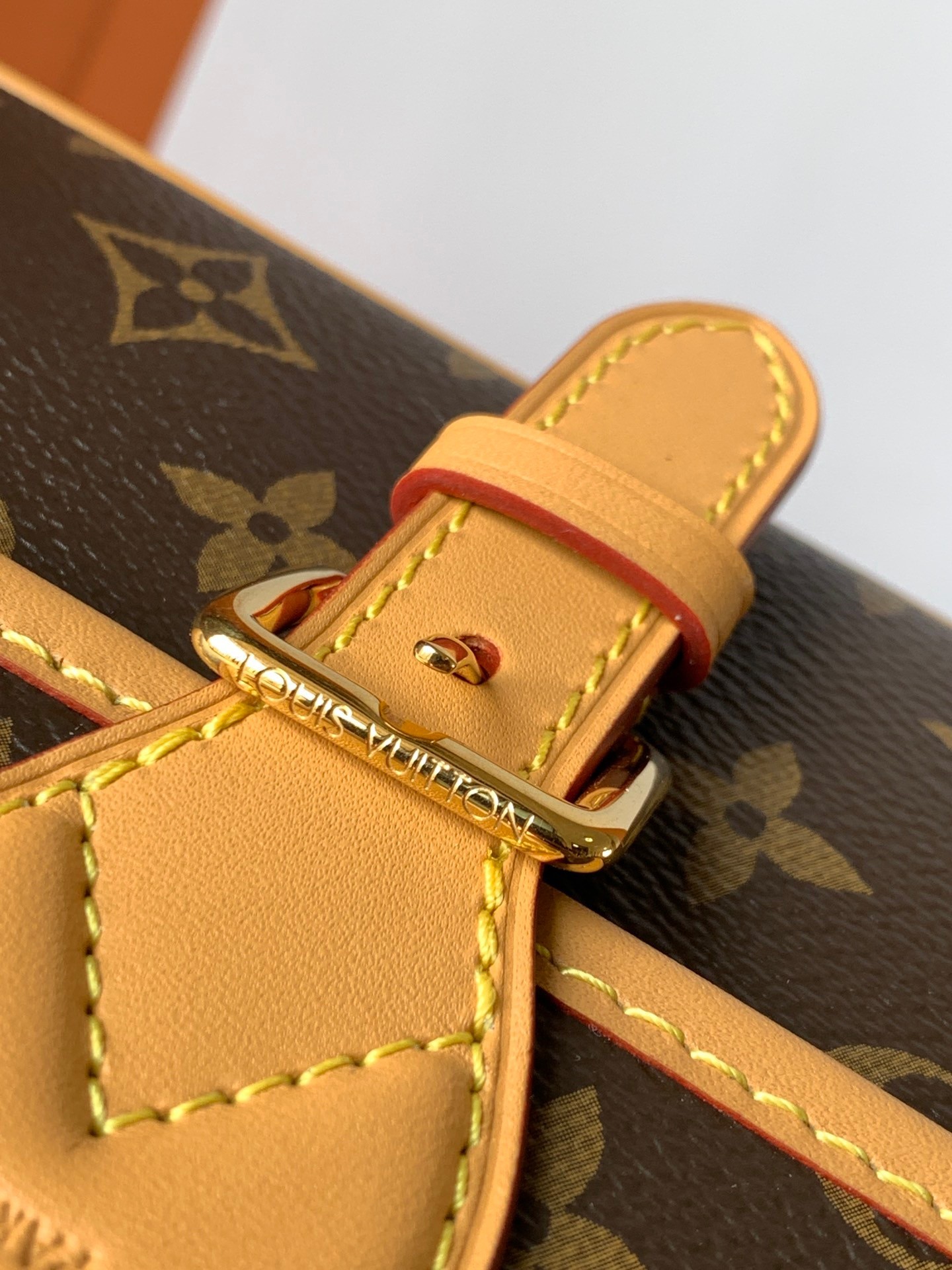 LV M45985 Diane Baguette Bag | Diamond-Quilted Leather - 图片 7