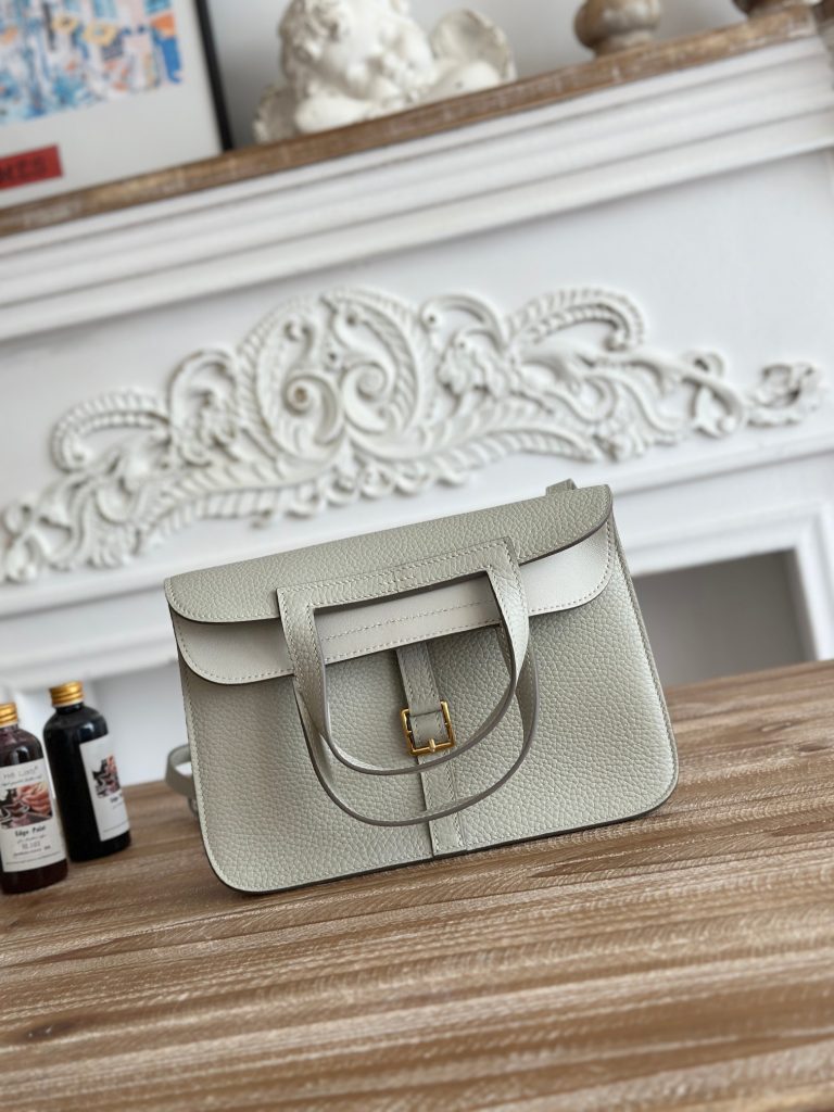 Halzan — 25 cm — Pearl Gray — Togo leather — Gold-tone hardware