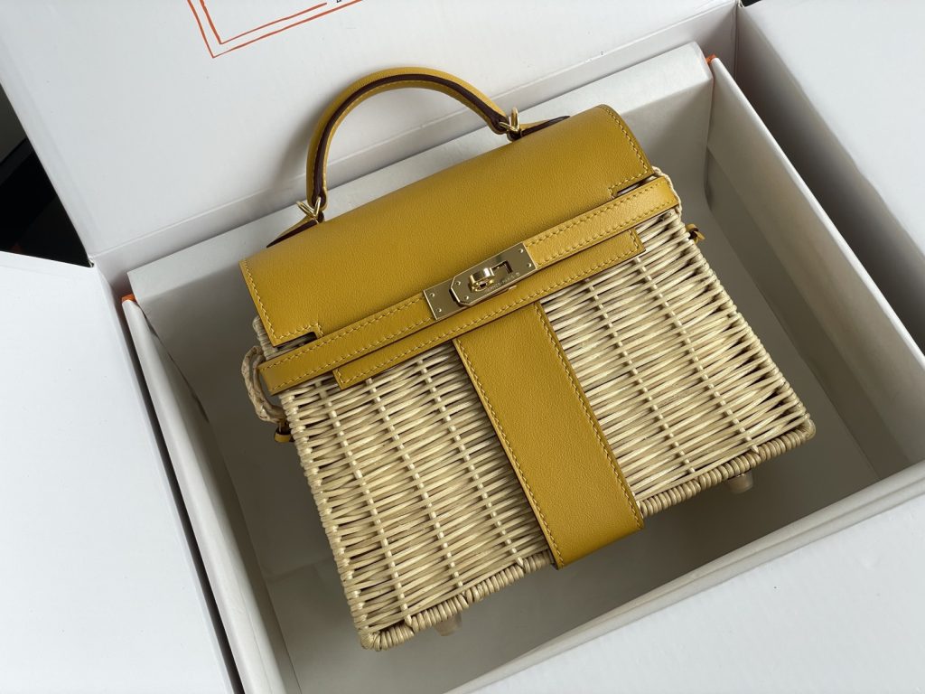 Kelly Picnic — 20 cm — Amber Yellow — Swift leather — a woven wicker body — Gold-tone hardware