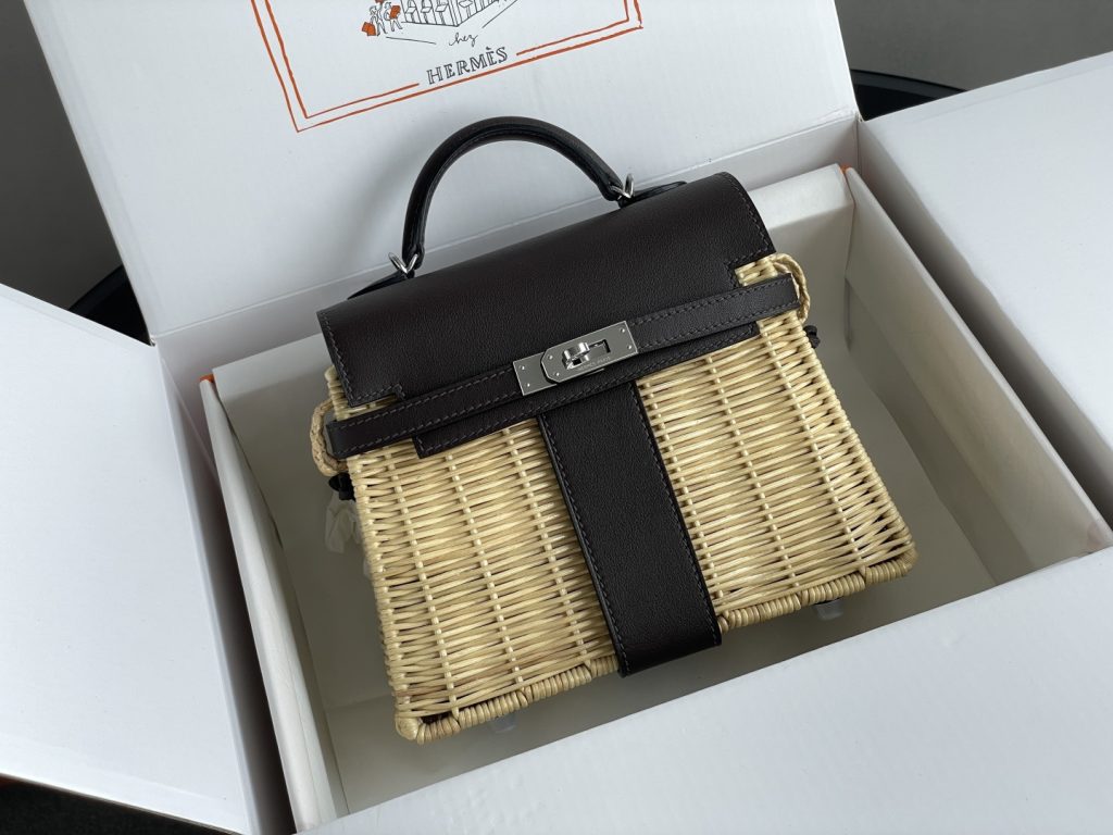 Kelly Picnic — 20 cm — Ebony — Swift leather — a woven wicker body — Silver-tone hardware