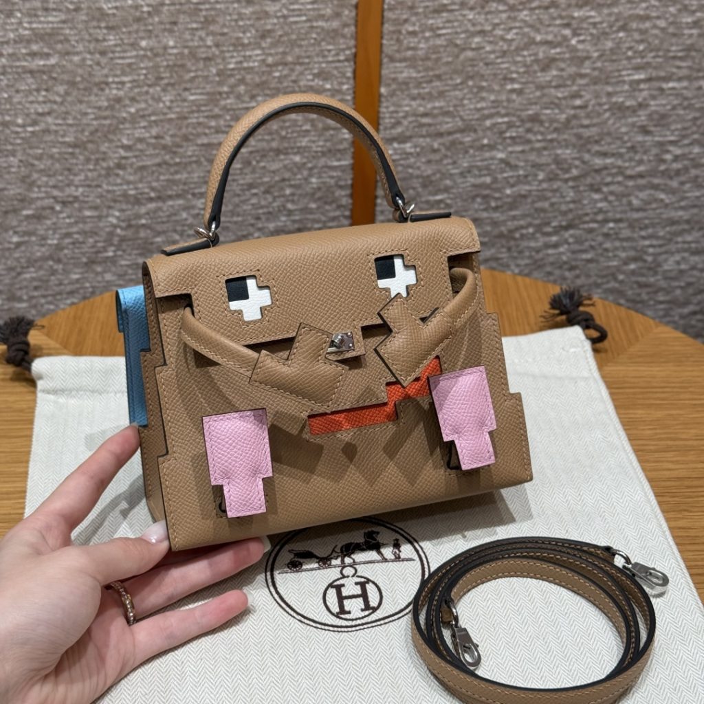 Kelly Doll Picto — 18 × 8 × 13 cm — leather