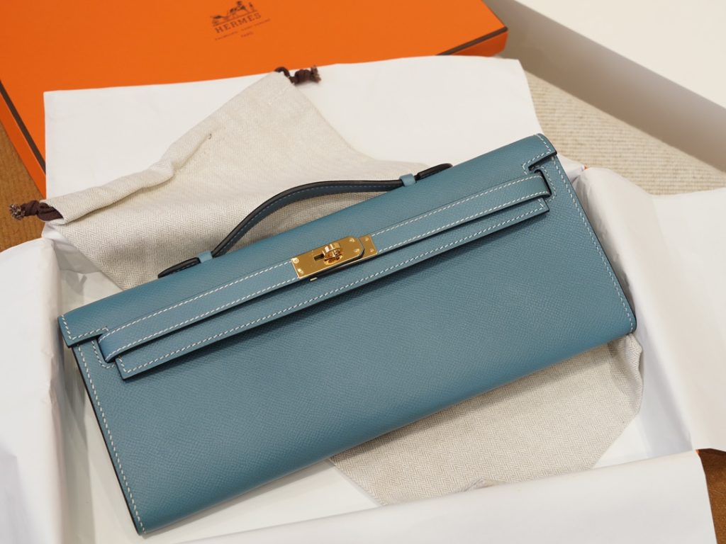 Kelly Cut 31cm epsom leather can be used as a dinner bag