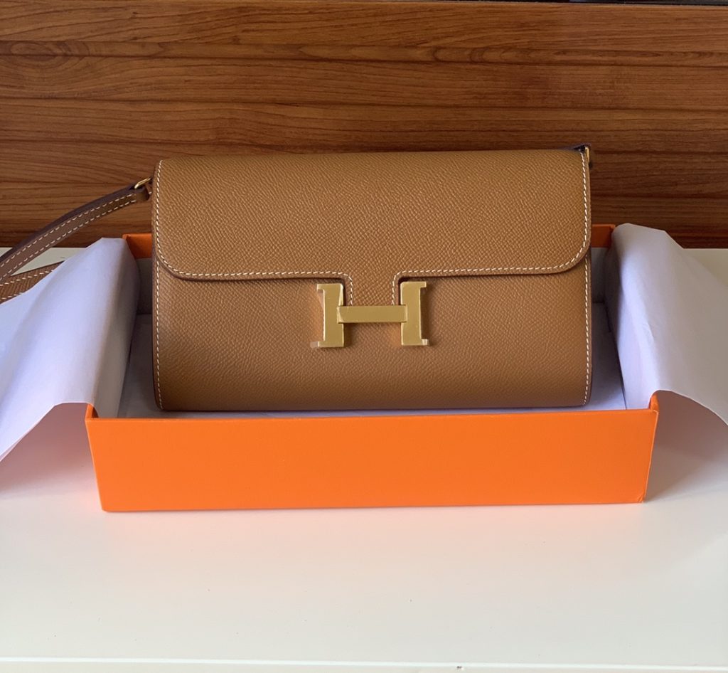 Constance To Go — Earth Gold — Gold-tone or silver-tone hardware