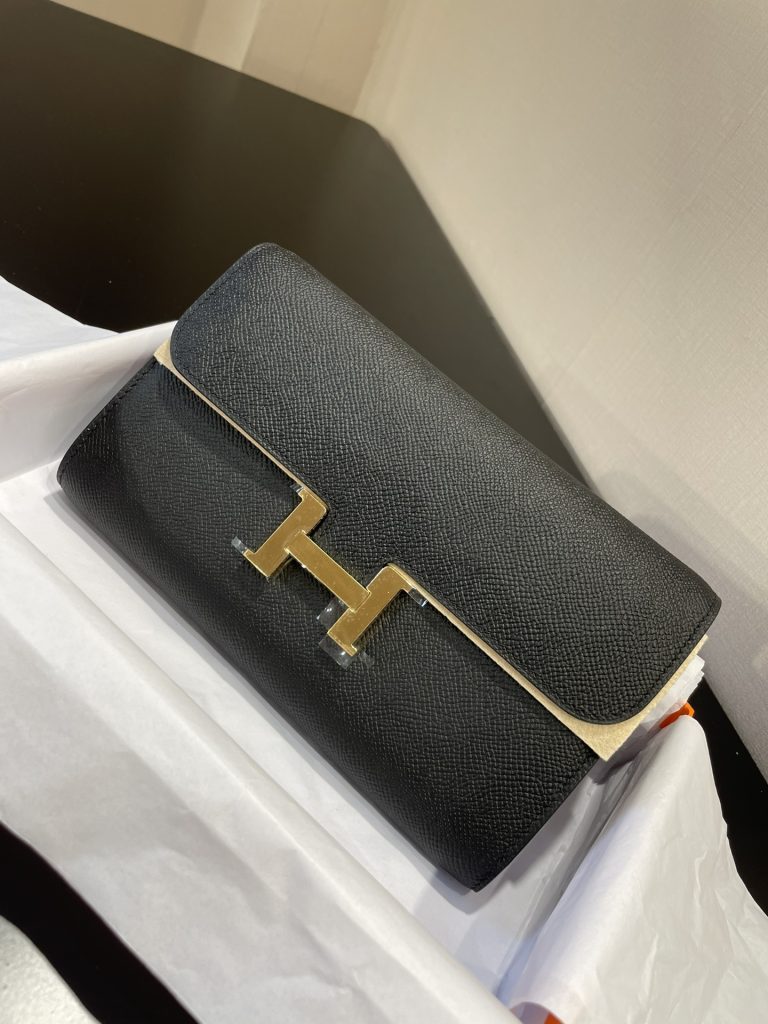 Constance To Go — 20.5 × 13 × 2 cm — Black — Epsom leather — Gold-tone hardware