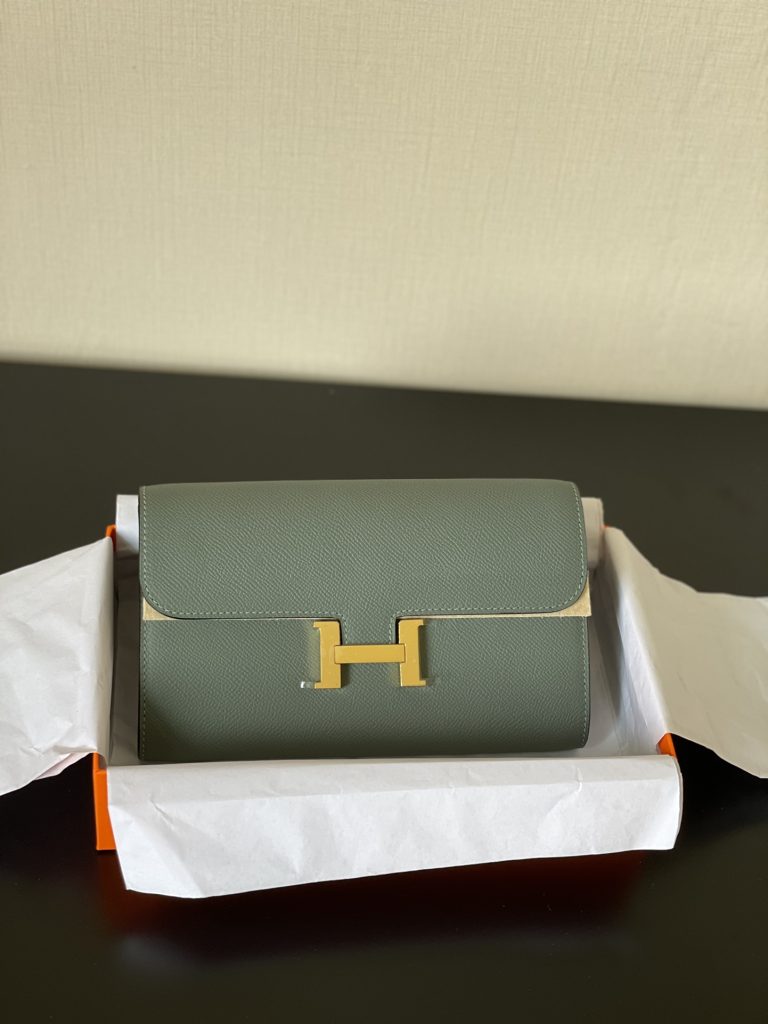 Constance To Go — 20.5 × 13 × 2 cm — Almond Green — Epsom leather — Gold-tone hardware