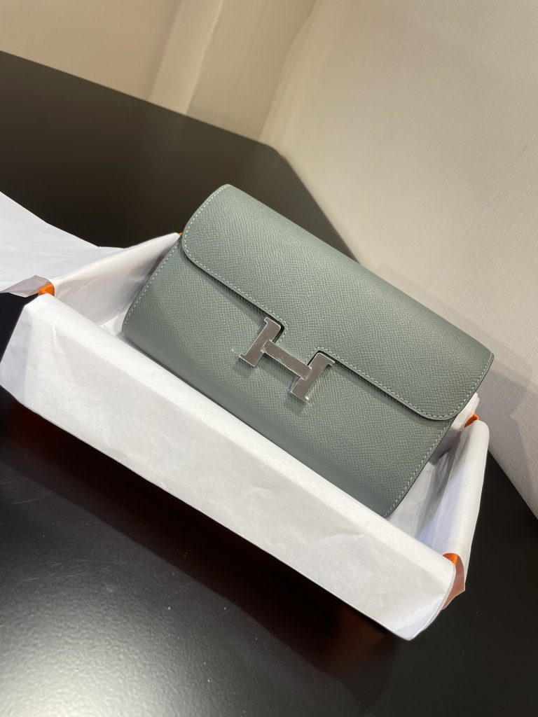 Constance To Go — 20.5 × 13 × 2 cm — Almond Green — Epsom leather — Silver-tone hardware
