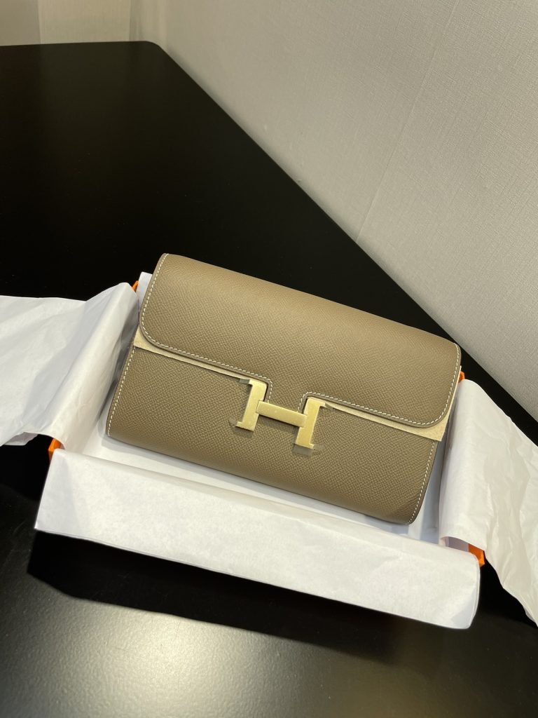 Constance To Go — 20.5 × 13 × 2 cm — Elephant Gray — Epsom leather — Gold-tone hardware