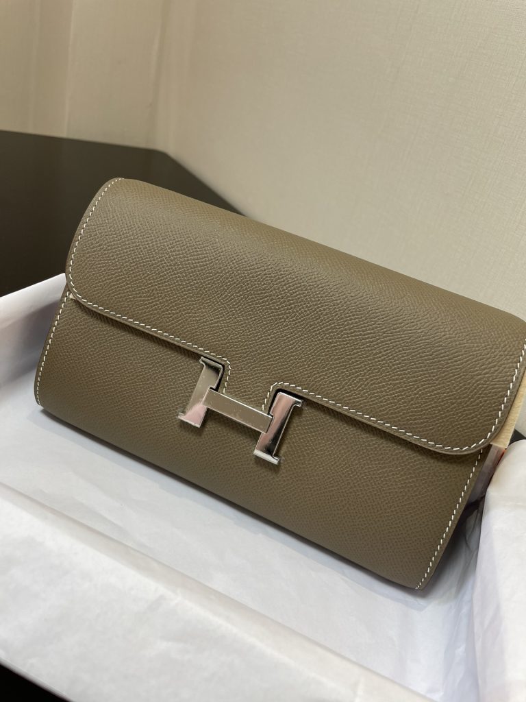 Constance To Go — 20.5 × 13 × 2 cm — Elephant Gray — Epsom leather — Silver-tone hardware